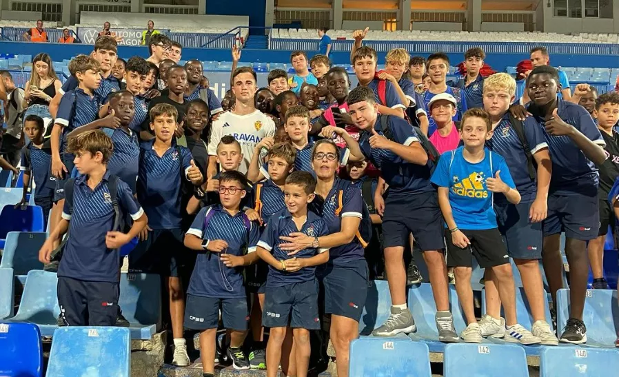 Andrés Borge posa junto a varios jugadores del Fútbol Base Binéfar. Andrés Borge posa junto a varios jugadores del Fútbol Base Binéfar.