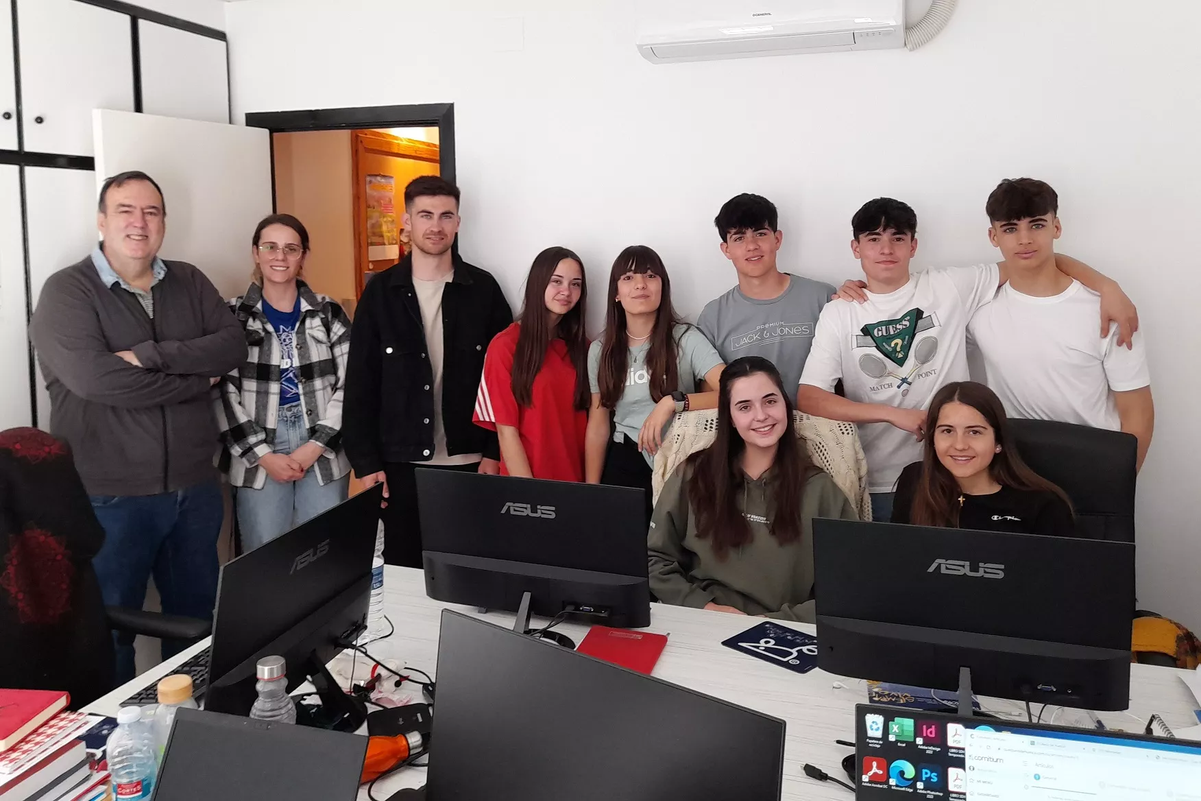 Alumnos de 4º de la ESO de San Viator en su visita a El Diario de Huesca.