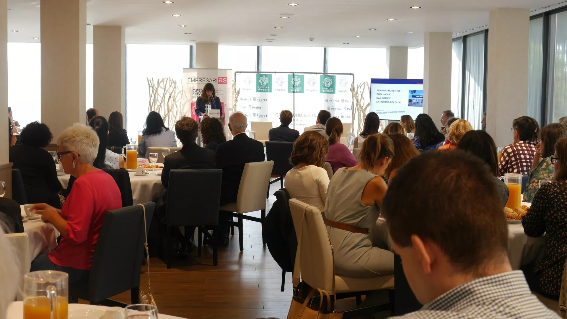 Azucena Garanto, directora del fútbol femenino de la SD Huesca, protagonizó el nuevo desayuno coloquio organizado por Amephu. Azucena Garanto, directora del fútbol femenino de la SD Huesca, protagonizó el nuevo desayuno coloquio organizado por Amephu.