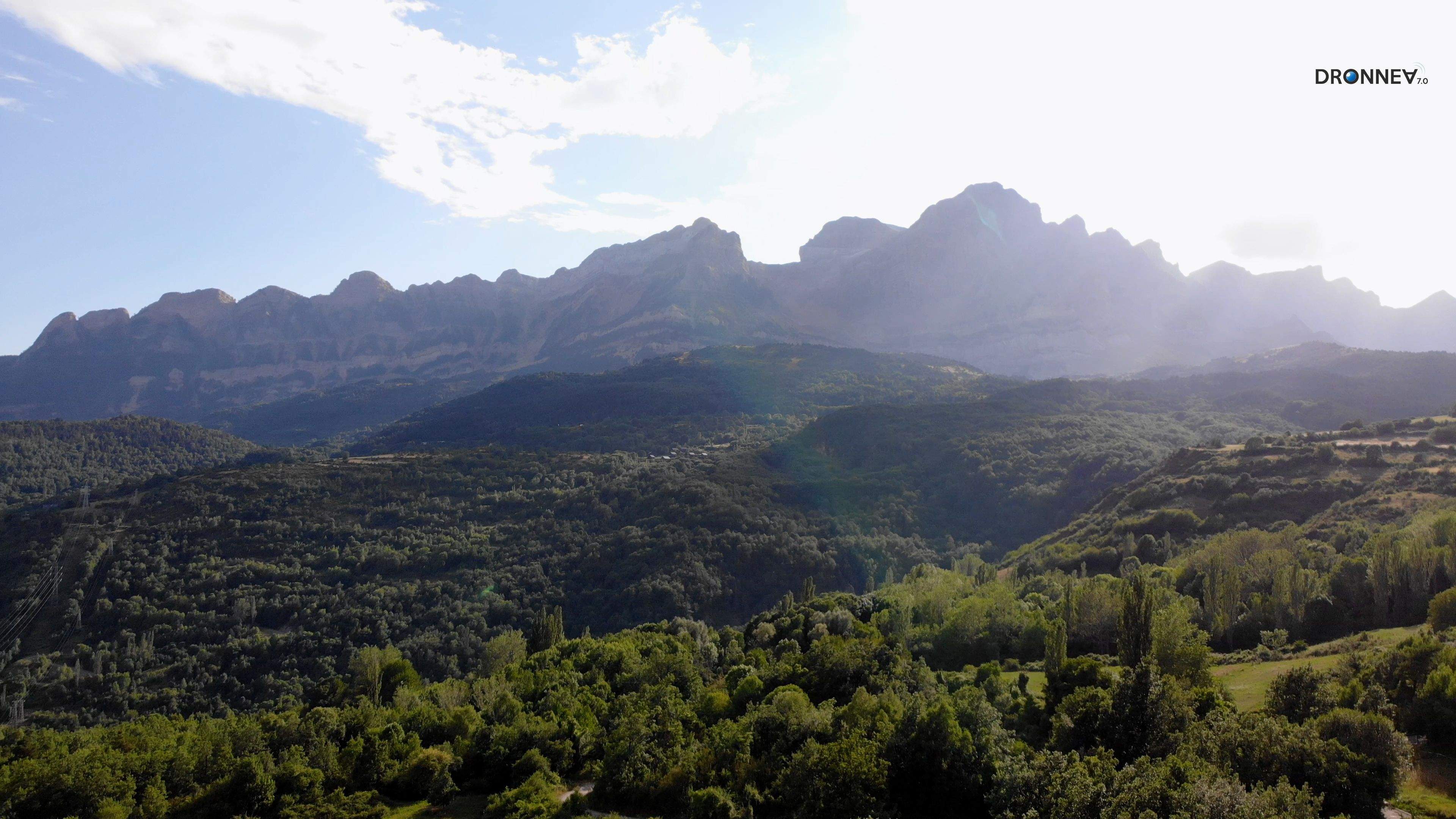 La Peña Telera, un símbolo. La incertidumbre, ¿habrá vida más allá? La certeza de la majestuosidad de la Creación. El desafío para el ser humano. Hollarla y mirar al mundo desde aquellas crestas.