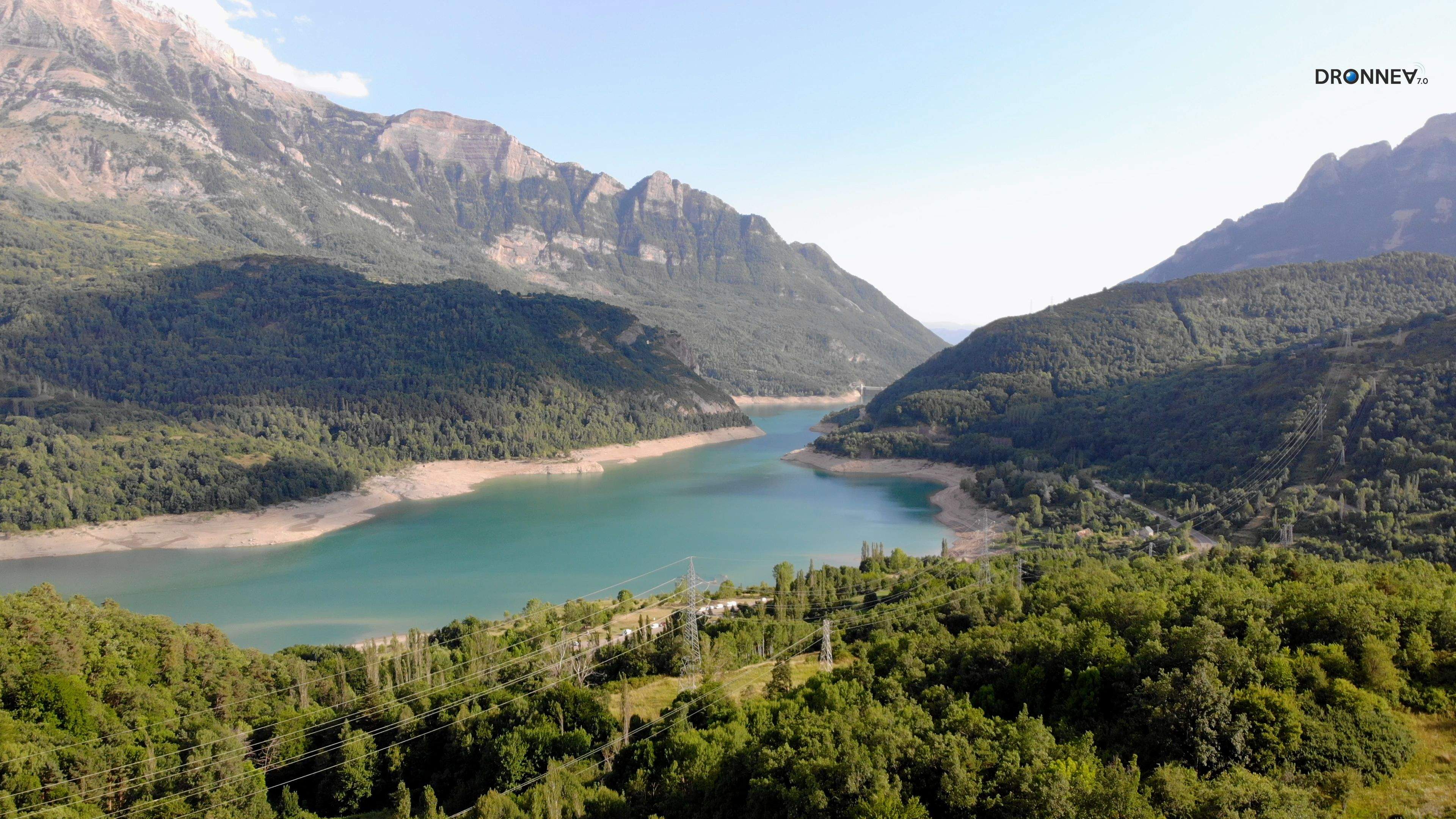 El embalse de Búbal. La fertilidad. La vida en torno al agua. La conversión del valle en tierra prometida. Trasciende las generaciones y la existencia. Un escenario para la diversidad y las emociones.