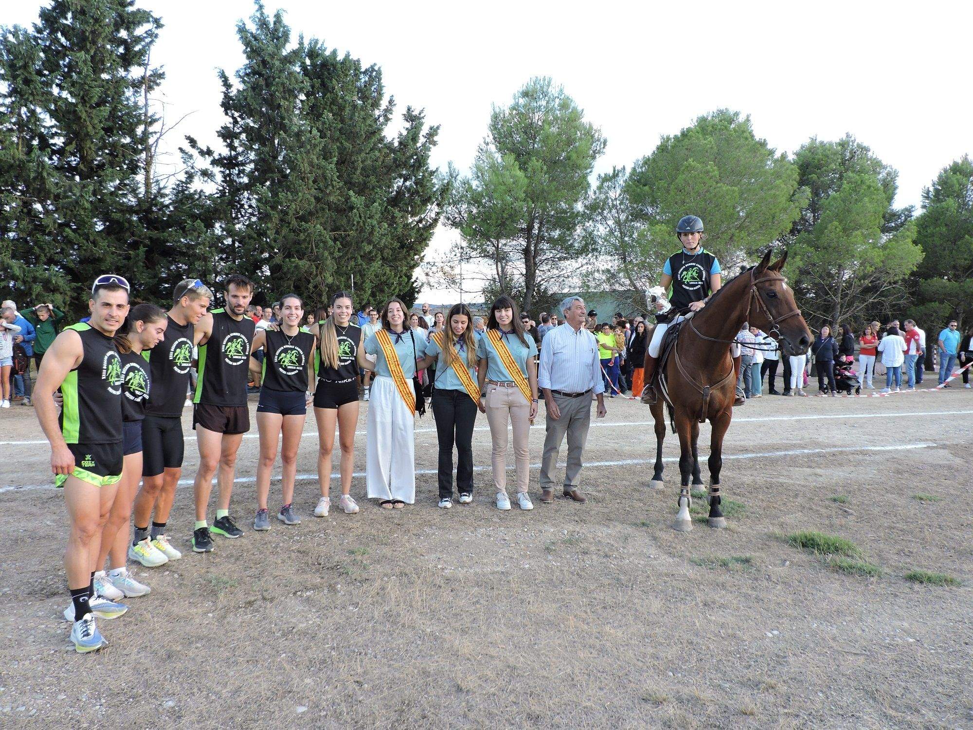El alcalde y mairalesas entregan el trofeo a Carlota Izquierdo