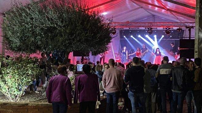 Actuación de la orquesta Oasis Actuación de la orquesta Oasis