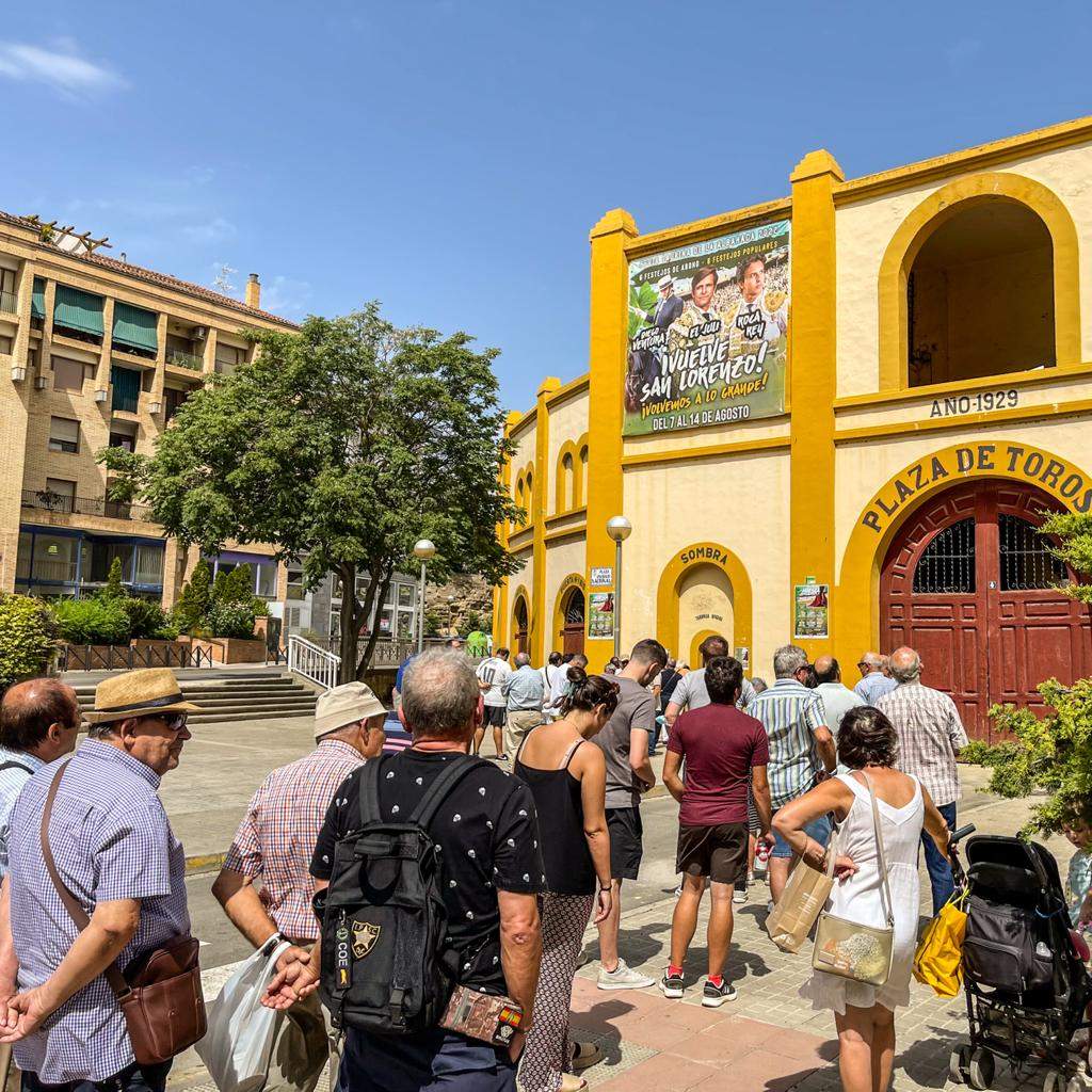Colas en la taquilla de la Plaza de Toros de Huesca.