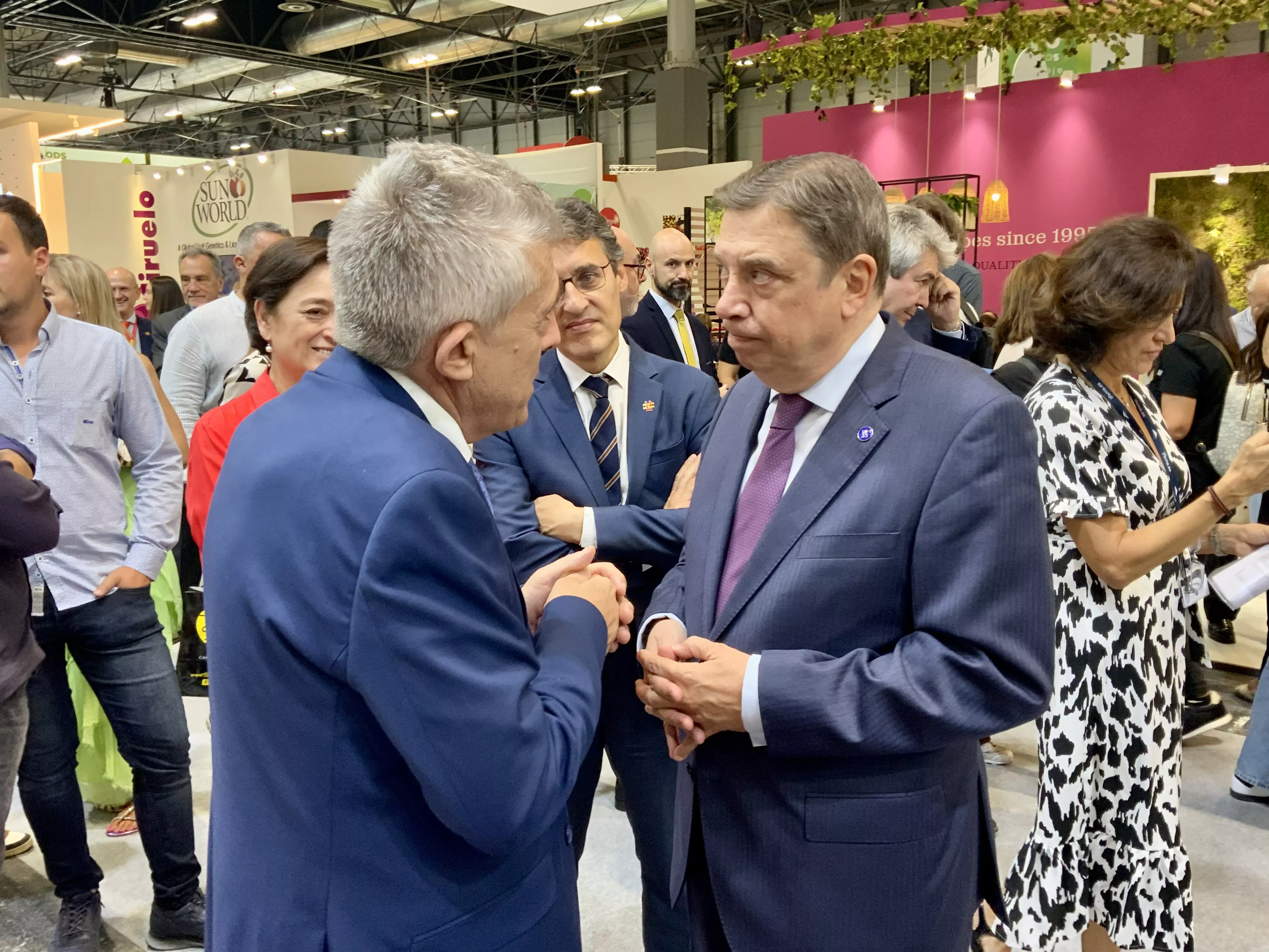 Ángel Samper y Luis Planas en el espacio de Alimentos de Aragón en Fruit Attracion.