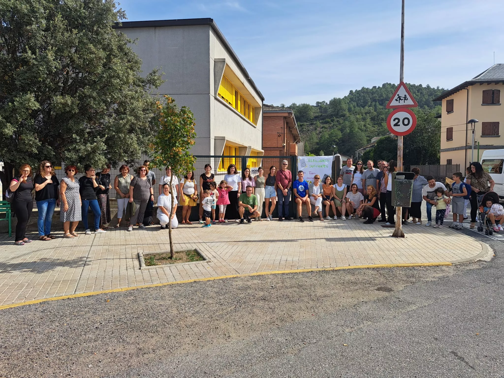 Concentración para pedir la contratación de auxiliares de educación especial. CEIP Asunción Pañar Aínsa.