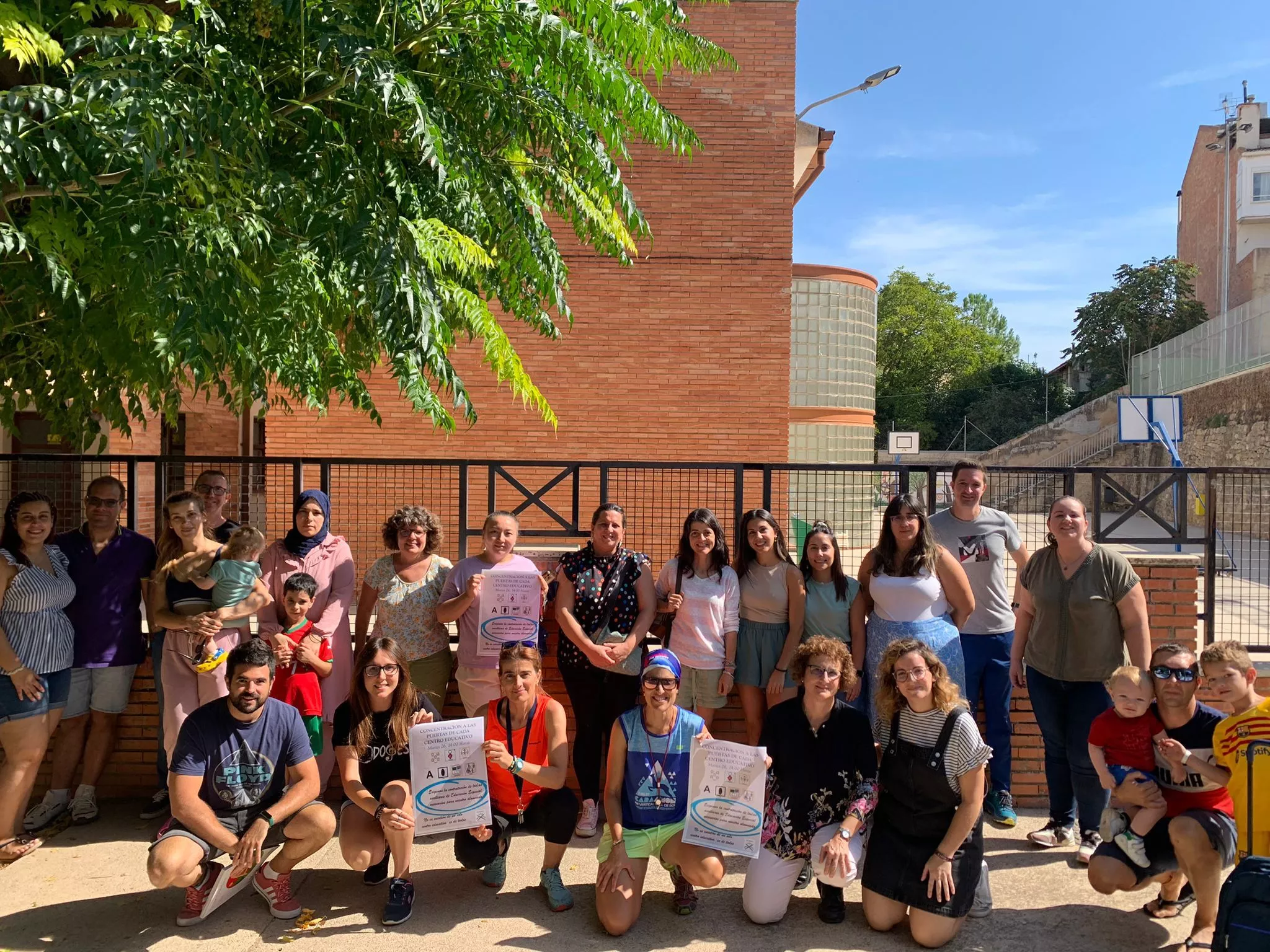 Concentración para pedir la contratación de auxiliares de educación especial.. CEIP Vicente Ferrer Ramos Valderrobres Teruel