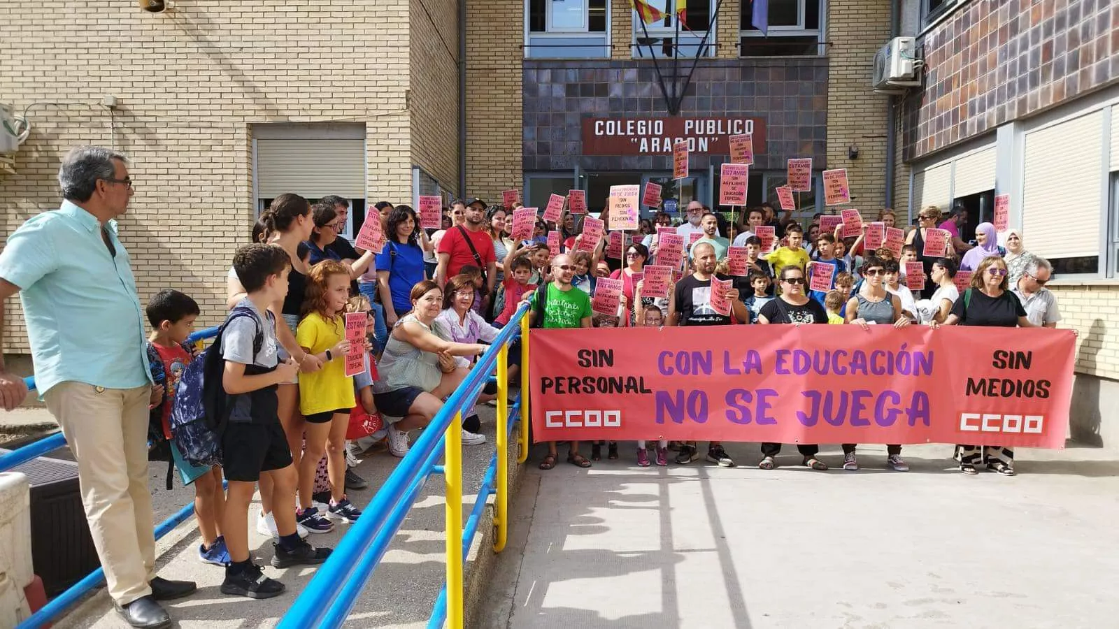 Concentración para pedir la contratación de auxiliares de educación especial.. Colegio Público Aragón.