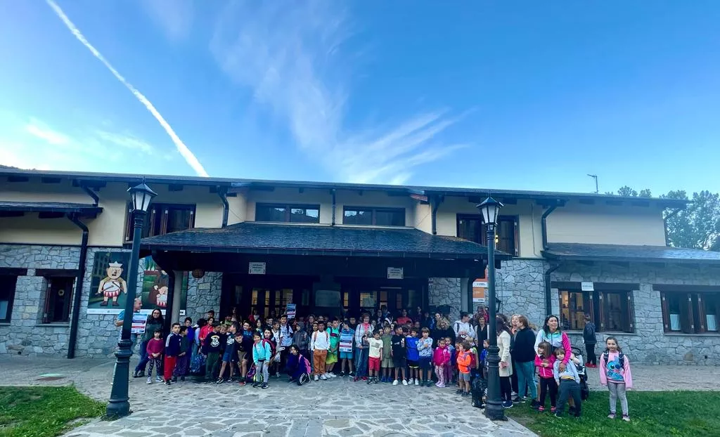 Concentración para pedir la contratación de auxiliares de educación especial.. CRA Alta Ribagorza (Benasque).