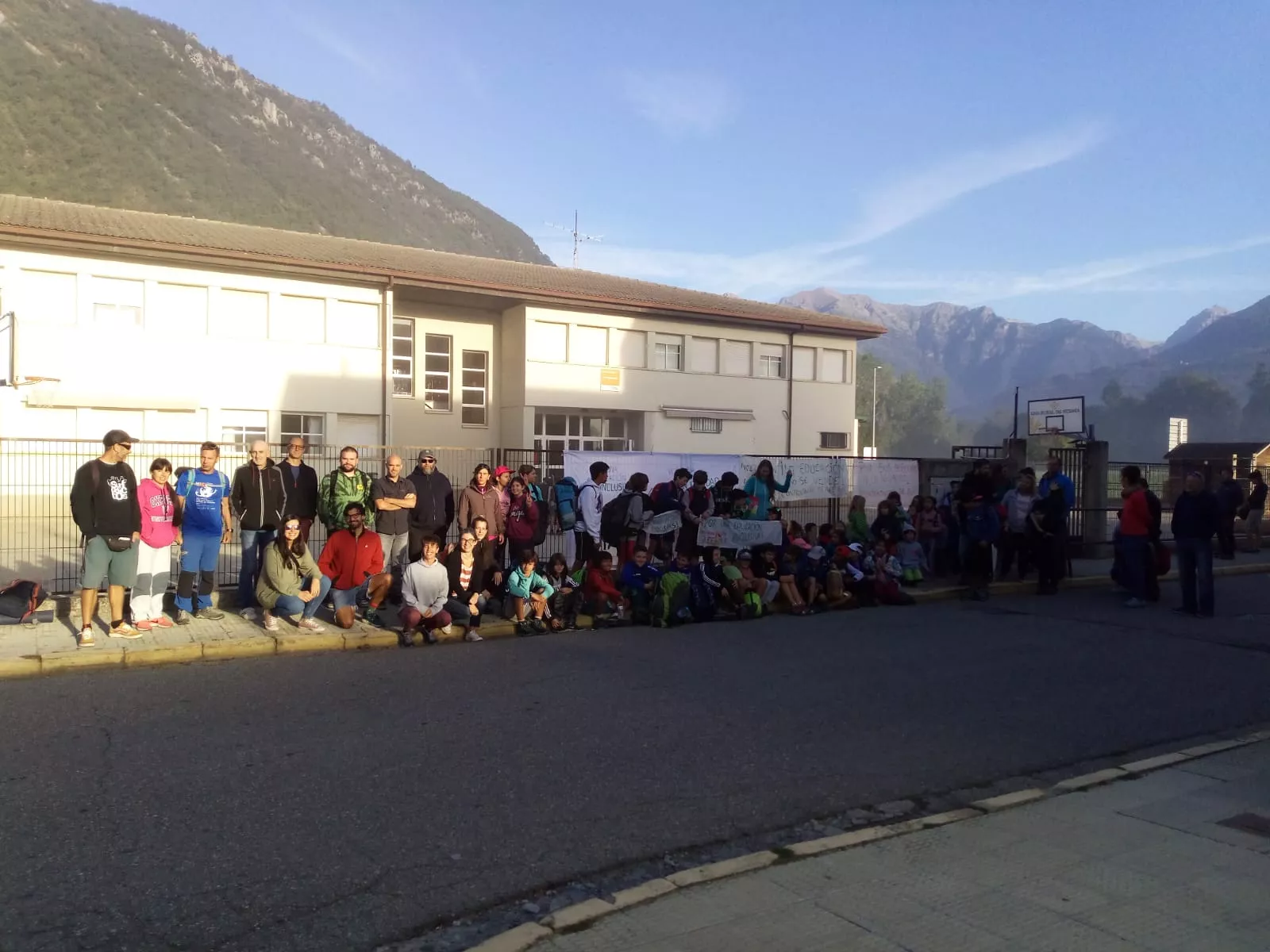 Concentración para pedir la contratación de auxiliares de educación especial.. CRA Alta Ribagorza (Castejón de Sos).