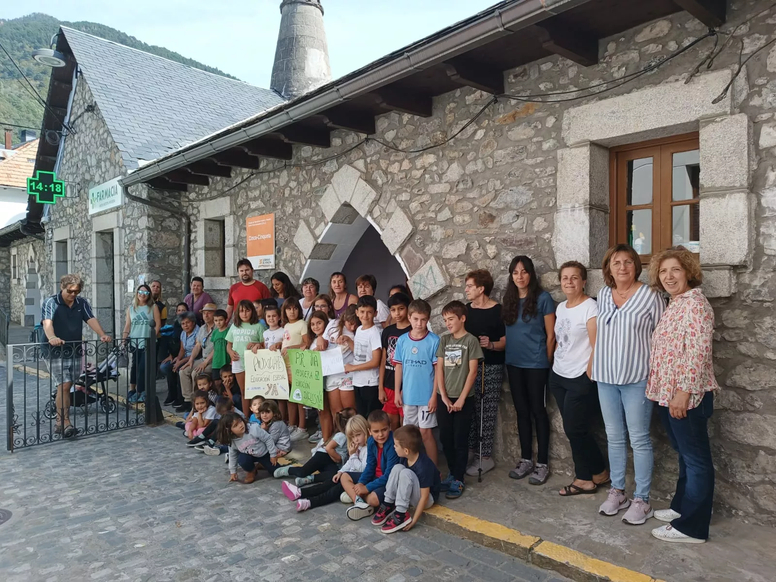 Concentración para pedir la contratación de auxiliares de educación especial. CRA Cinca Cinqueta.