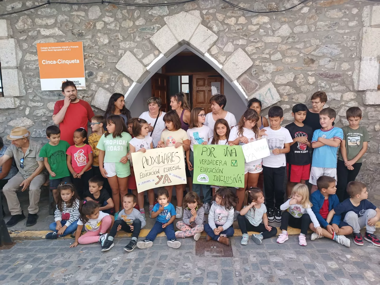 Concentración para pedir la contratación de auxiliares de educación especial. CRA Cinca Cinqueta.