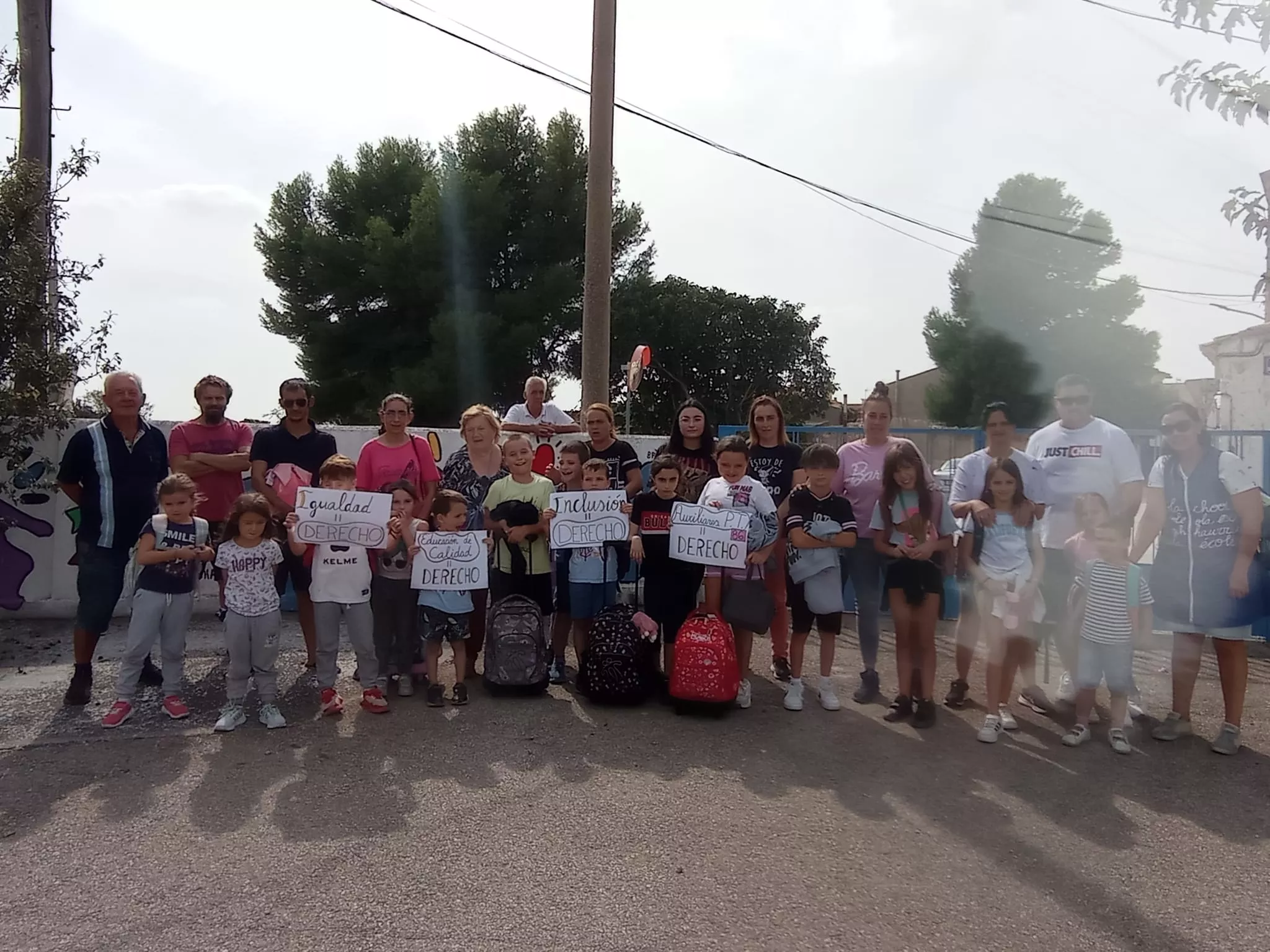 CRA la Sabina. Concentración para pedir la contratación de auxiliares de educación especial.