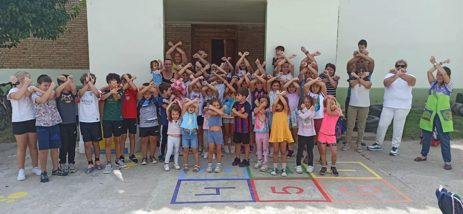 CRA Monegros Hoya (Lalueza). Concentración para pedir la contratación de auxiliares de educación especial.