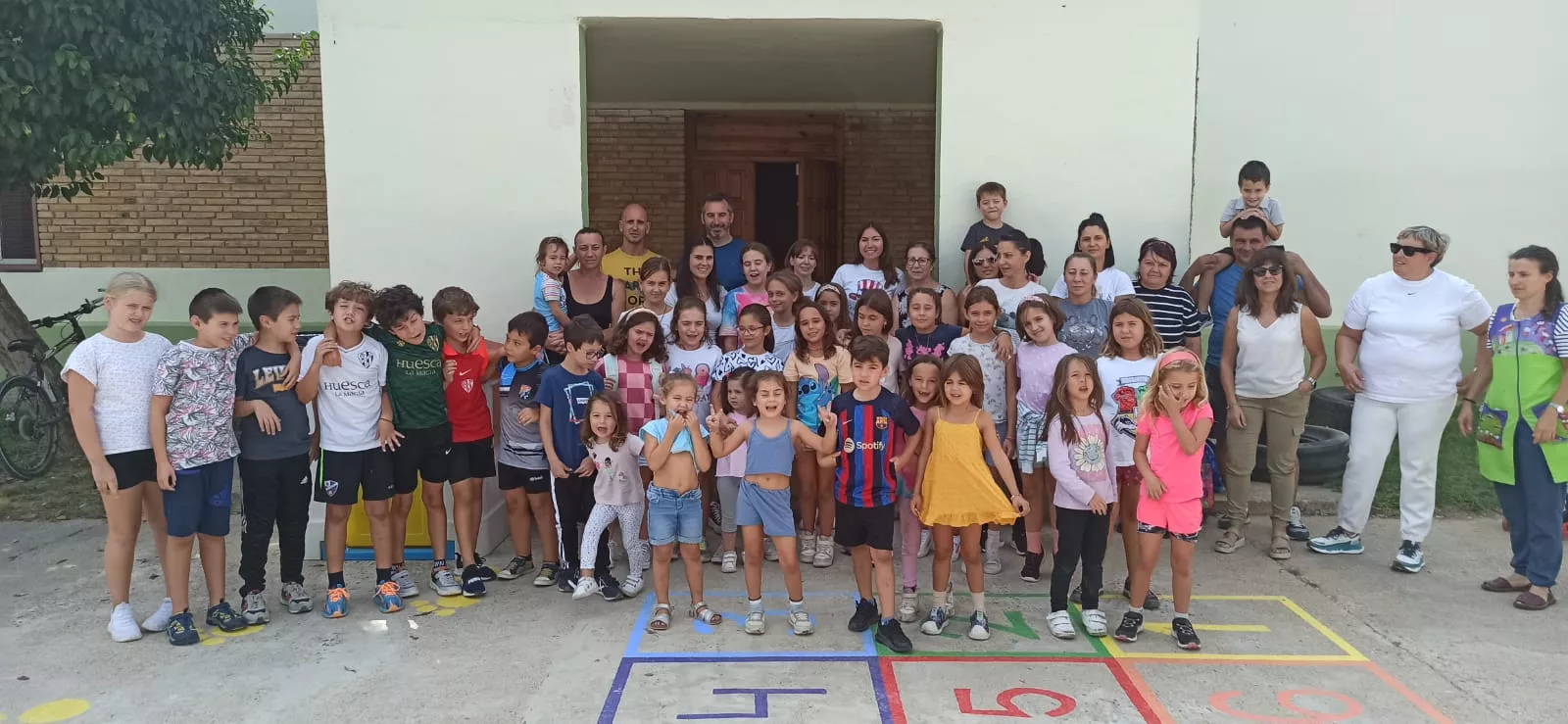 CRA Monegros Hoya (Lalueza). Concentración para pedir la contratación de auxiliares de educación especial.