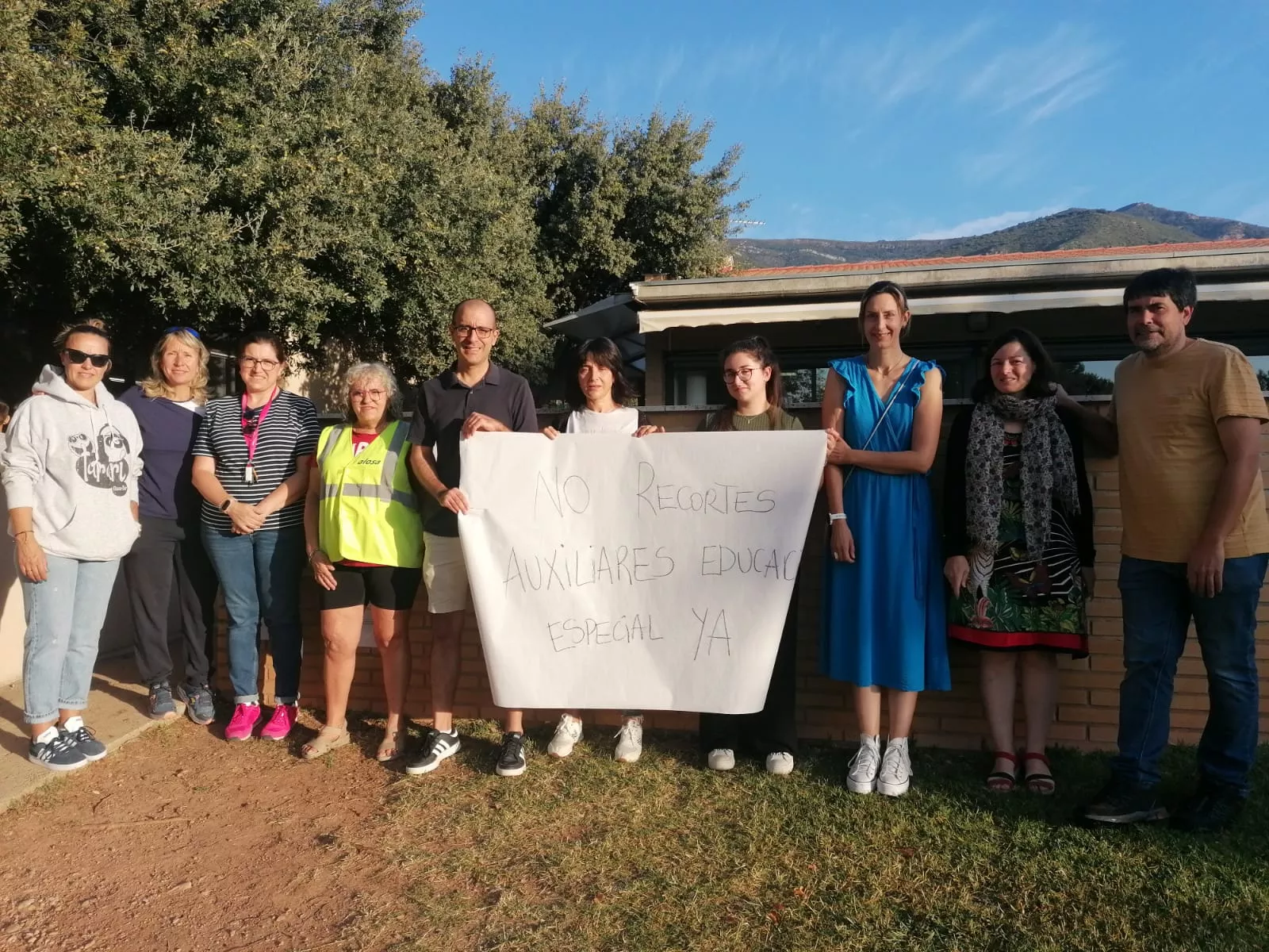 CRA Montearagón (Nueno). Concentración para pedir la contratación de auxiliares de educación especial.