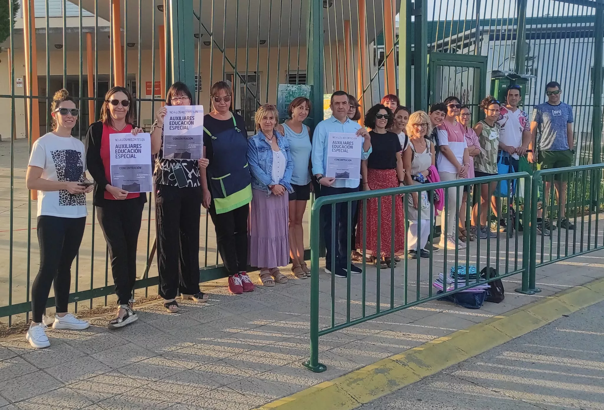 CRA Montearagón (Tierz). Concentración para pedir la contratación de auxiliares de educación especial.