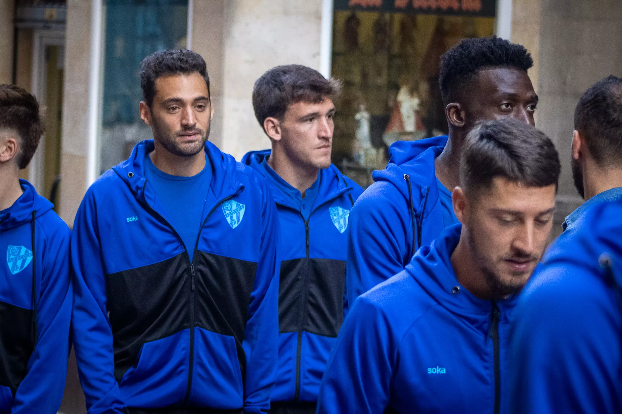 Los jugadores azulgranas estiran las piernas antes del Real Oviedo-Huesca.