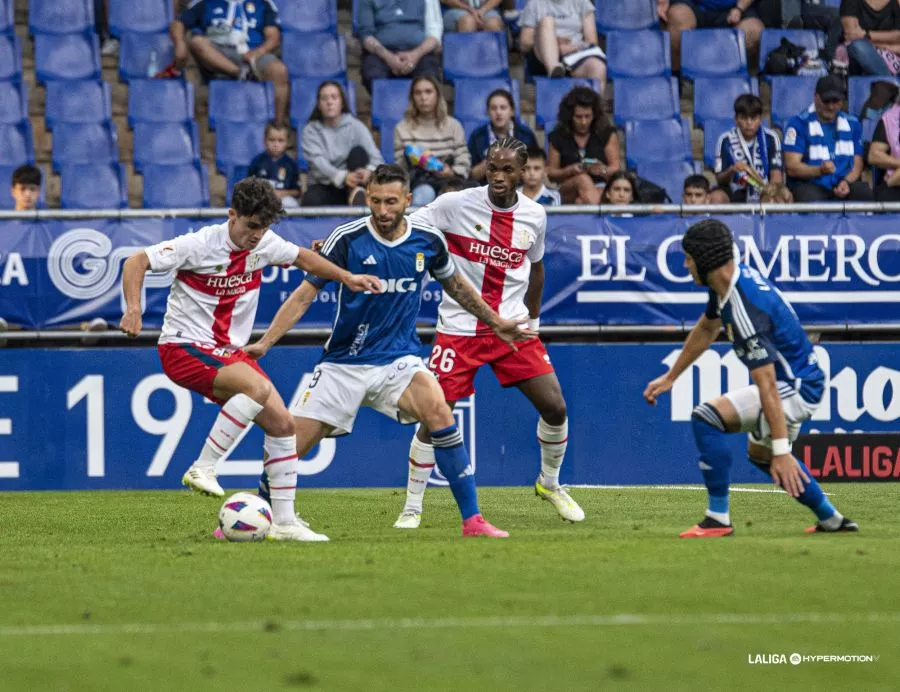 Mier y Balboa, jugadores del Huesca en un momento del partido en el Tartiere.