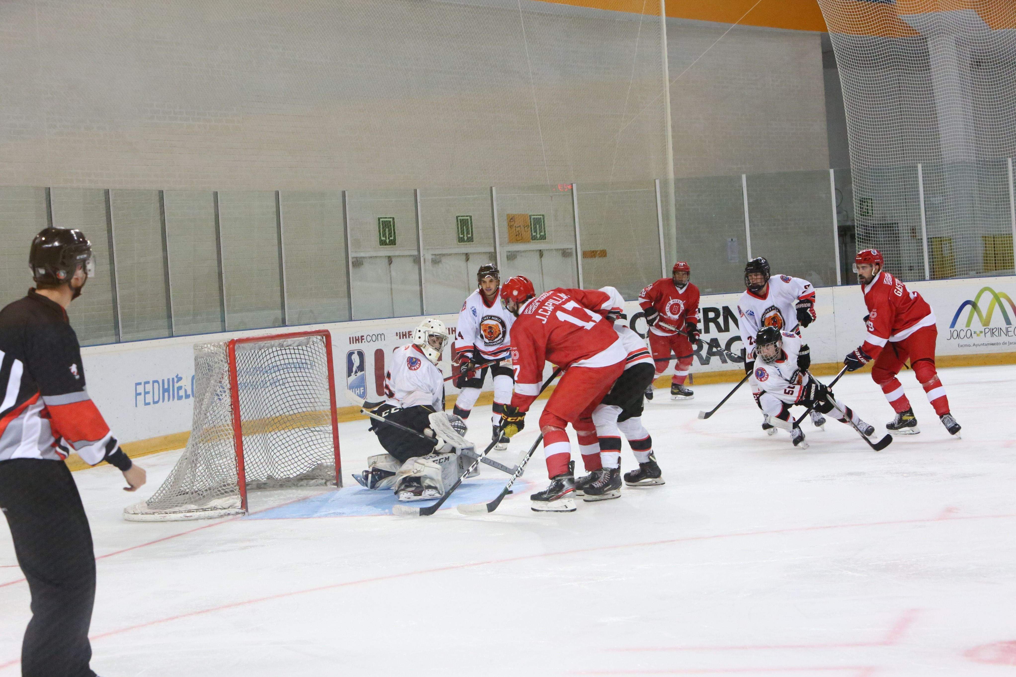 El Club Hockey Hielo Jaca ha comenzado fuerte la temporada al ganar al Majadahonda. FOTO MIGUEL RAMÓN HENARES