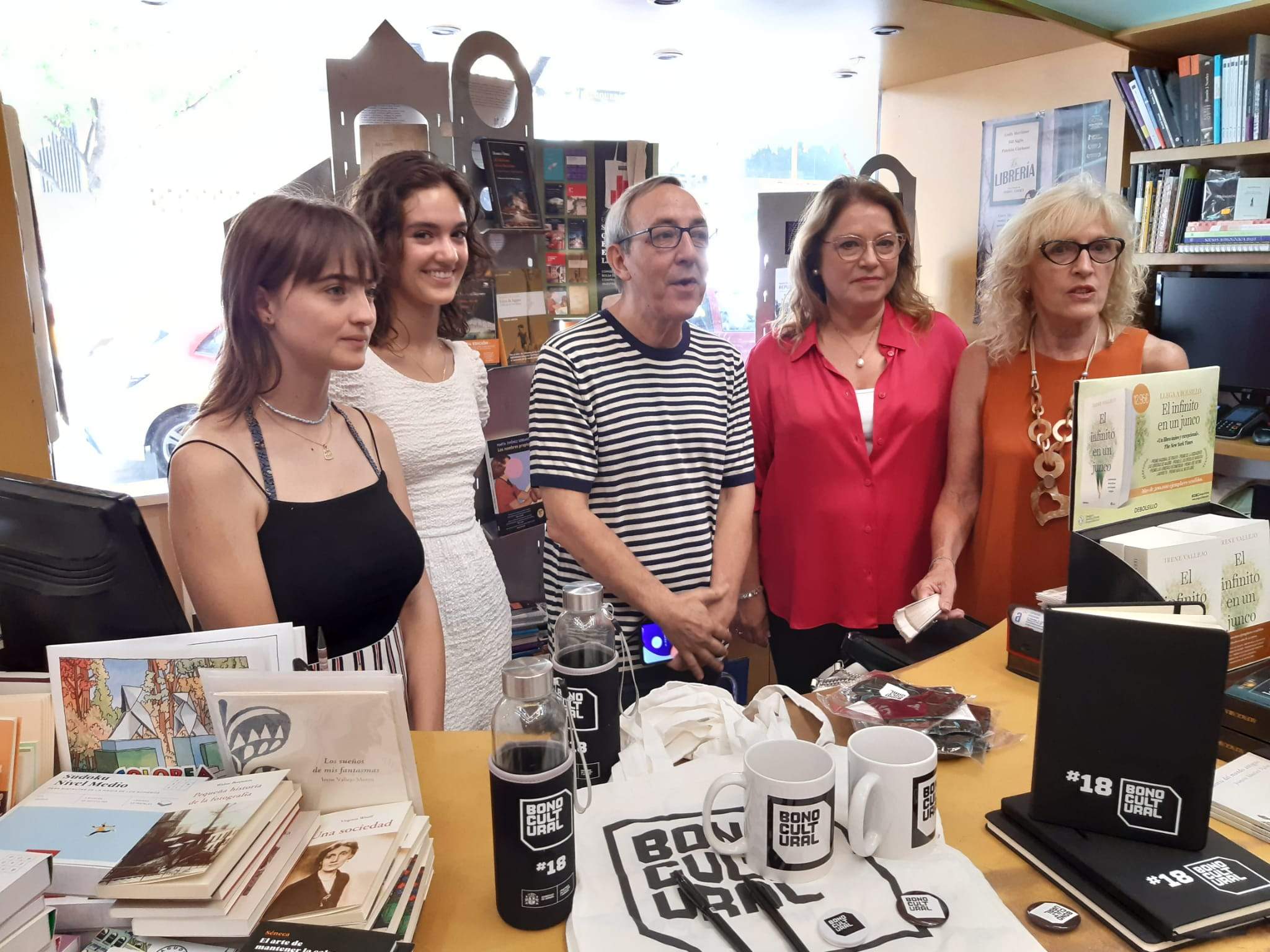 Aitana Allué Araguás, Lucía Ciudad, Chema Aniés, Rosa Serrano y Silvia Salazar, presentando el bono cultural en Huesca