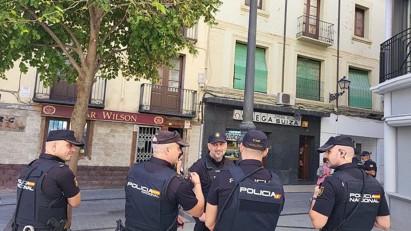 La Policía Nacional aguarda junto al edificio Wilson a que los técnicos municipales realicen su trabajo. 