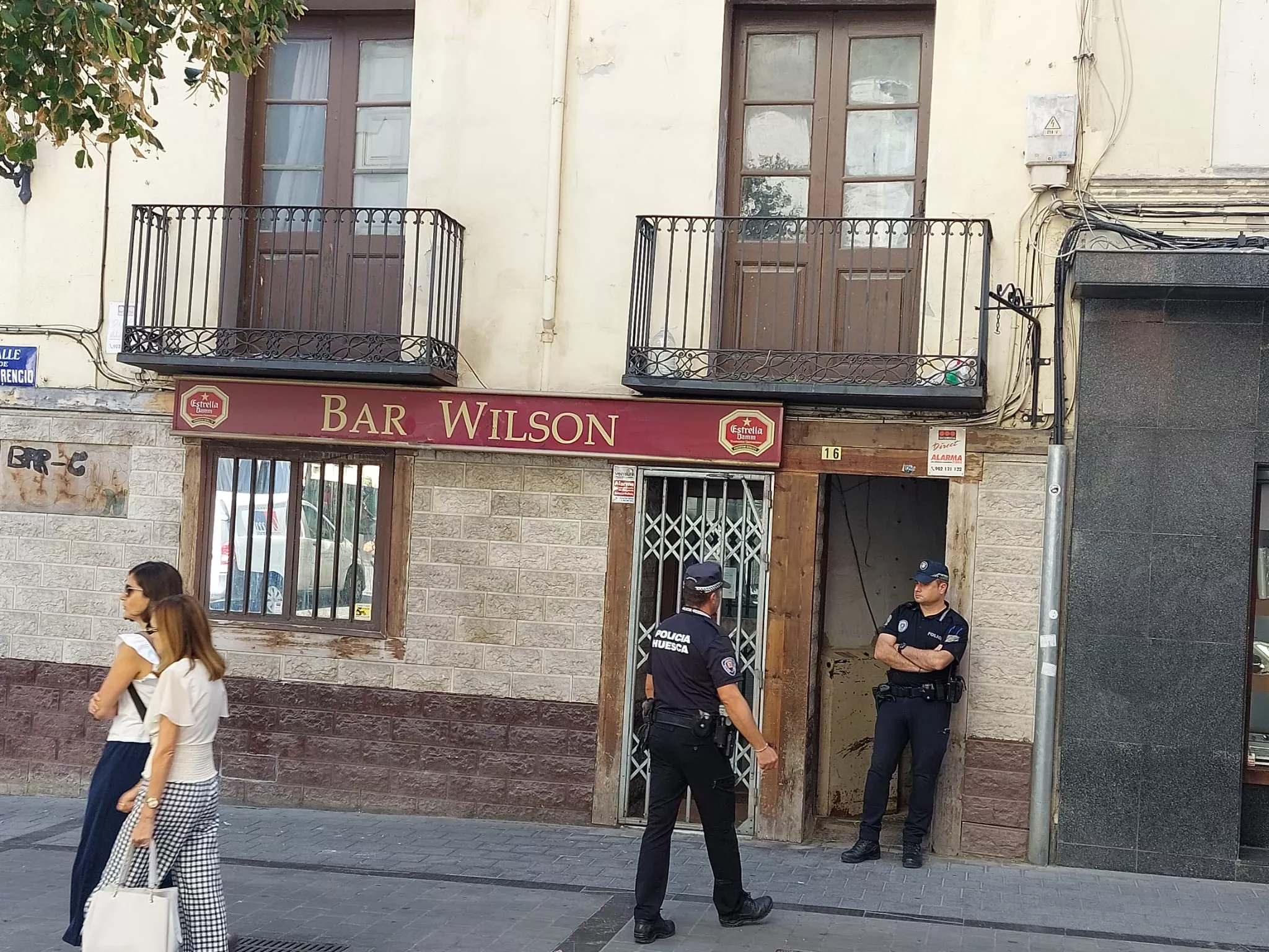 Los técnicos municipales y la policía han accedido al edificio Wilson en la calle San Orencio de Huesca. Foto J.G.A.