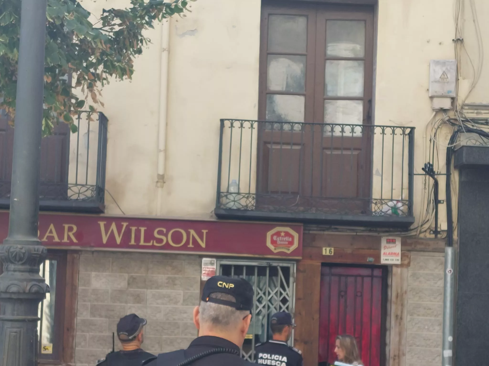 Los técnicos municipales y la policía han accedido al edificio Wilson en la calle San Orencio de Huesca. Foto J.G.A.