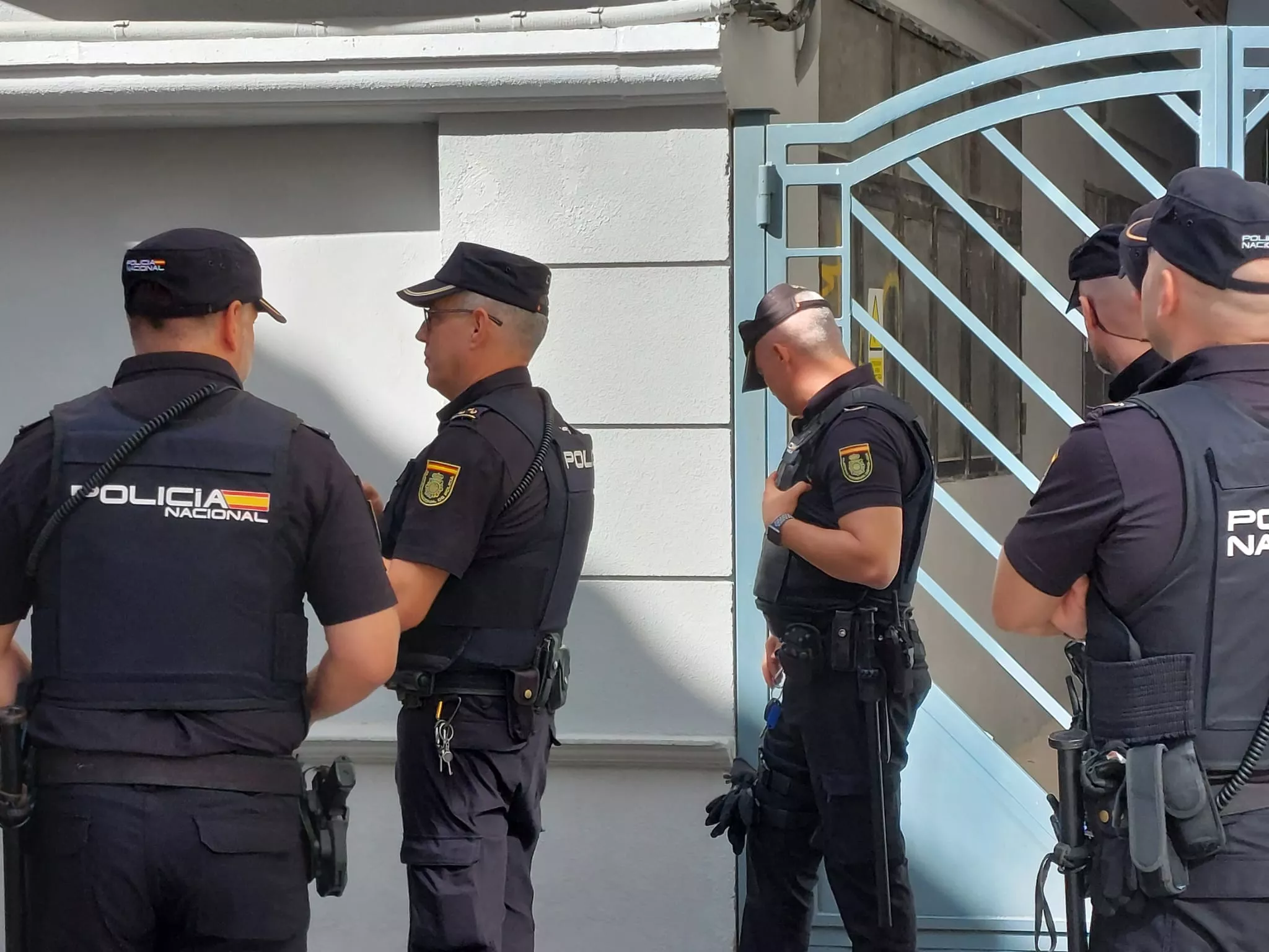 Los técnicos municipales y la policía han accedido al edificio Wilson en la calle San Orencio de Huesca. Foto J.G.A.