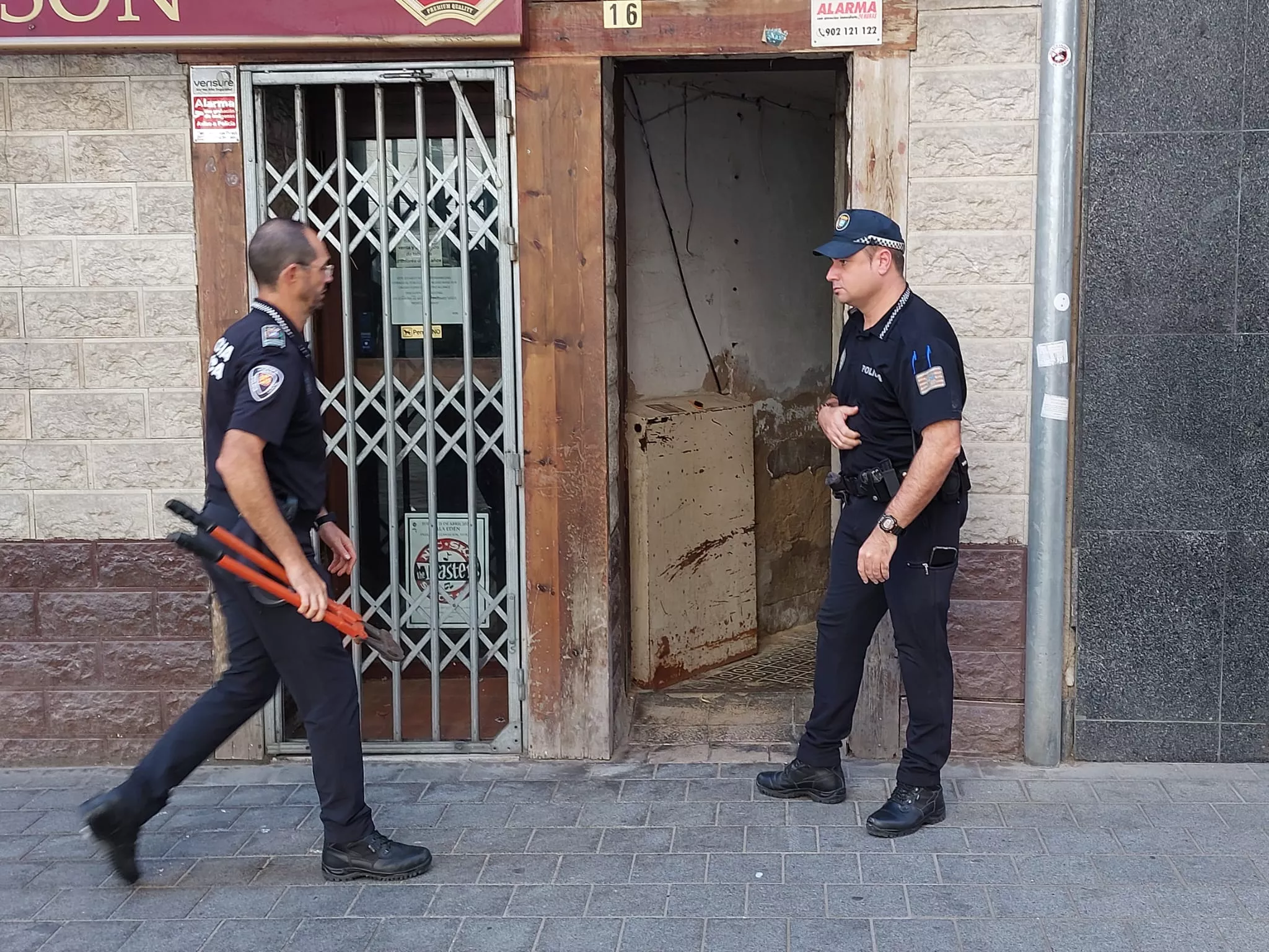 Los técnicos municipales y la policía han accedido al edificio Wilson en la calle San Orencio de Huesca. Foto J.G.A.