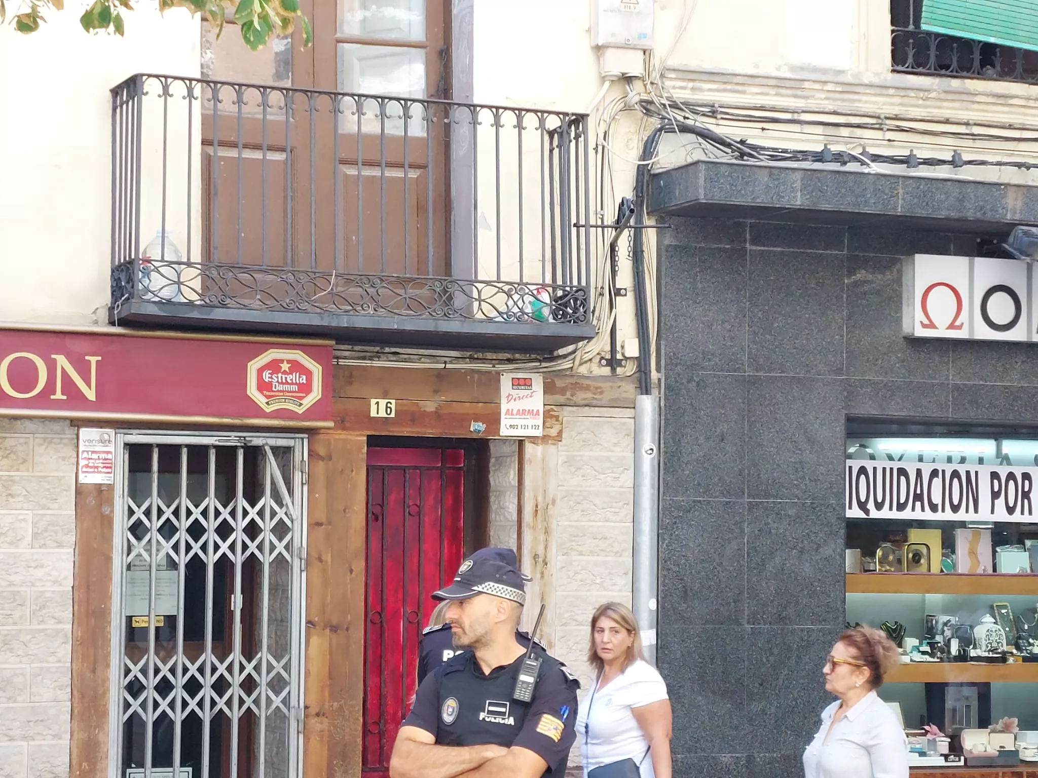 Los técnicos municipales y la policía han accedido al edificio Wilson en la calle San Orencio de Huesca. Foto J.G.A.