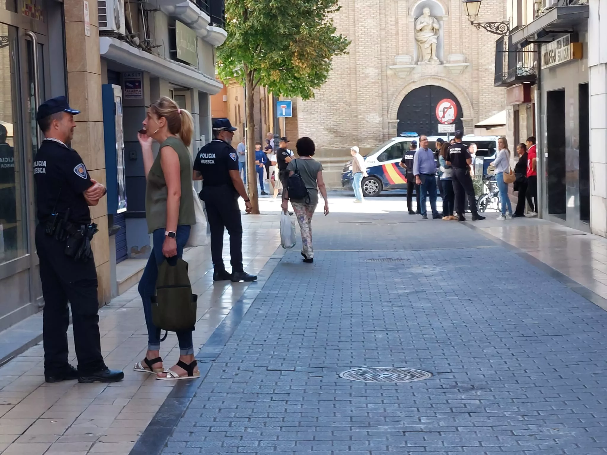 Los técnicos municipales y la policía han accedido al edificio Wilson en la calle San Orencio de Huesca. Foto J.G.A.