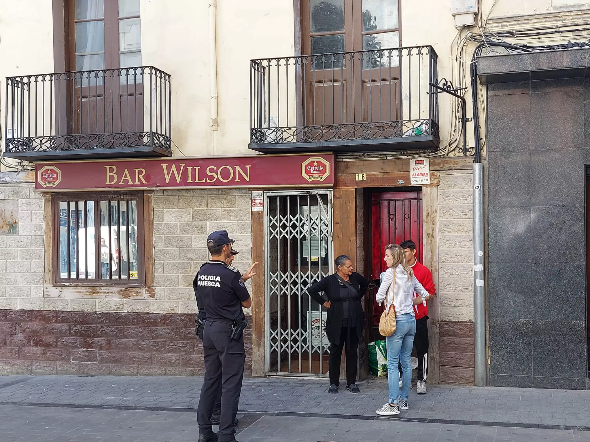 Los técnicos municipales y la policía han accedido al edificio Wilson en la calle San Orencio de Huesca. Foto J.G.A.
