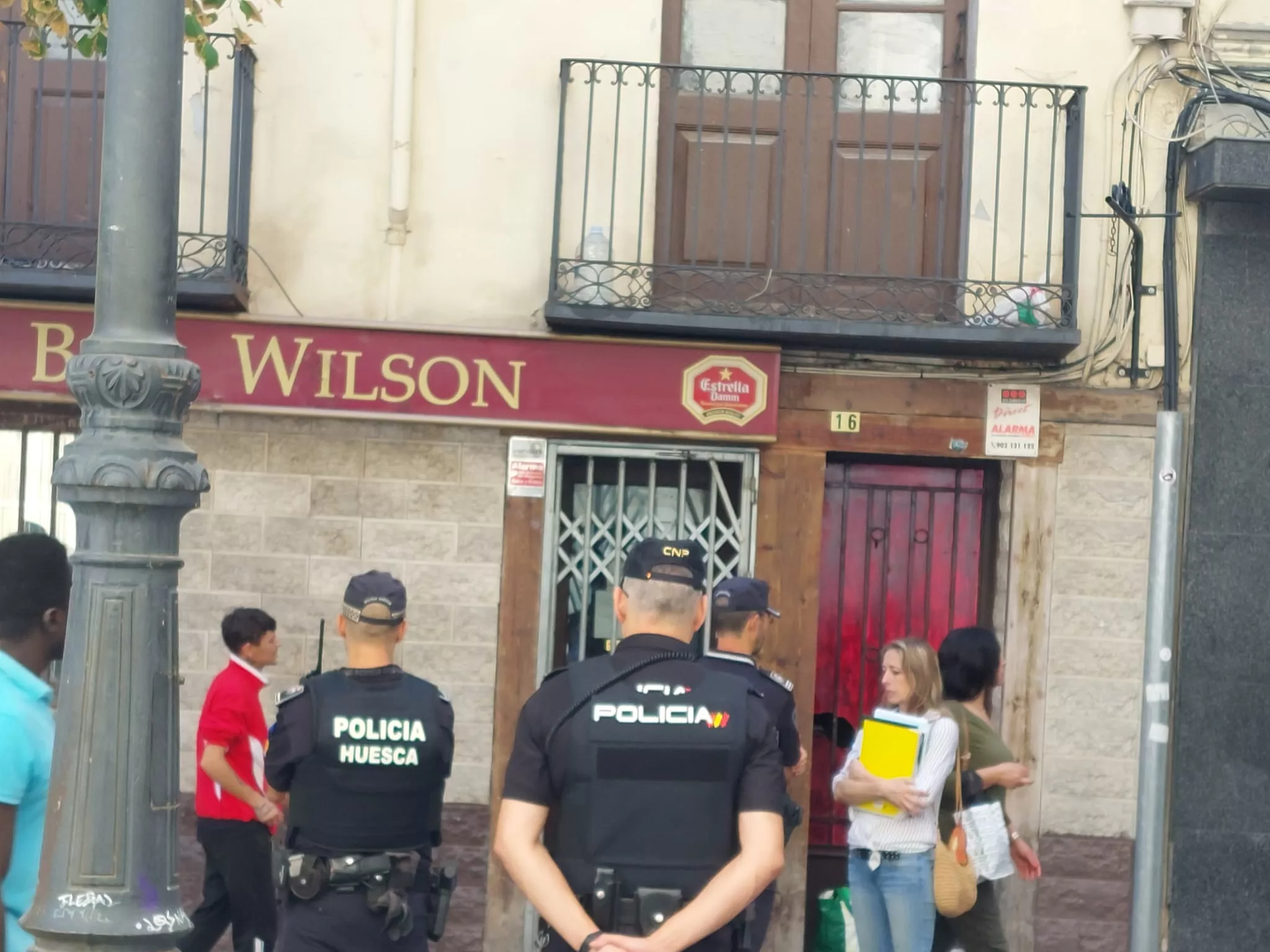 Los técnicos municipales y la policía han accedido al edificio Wilson en la calle San Orencio de Huesca. Foto J.G.A.