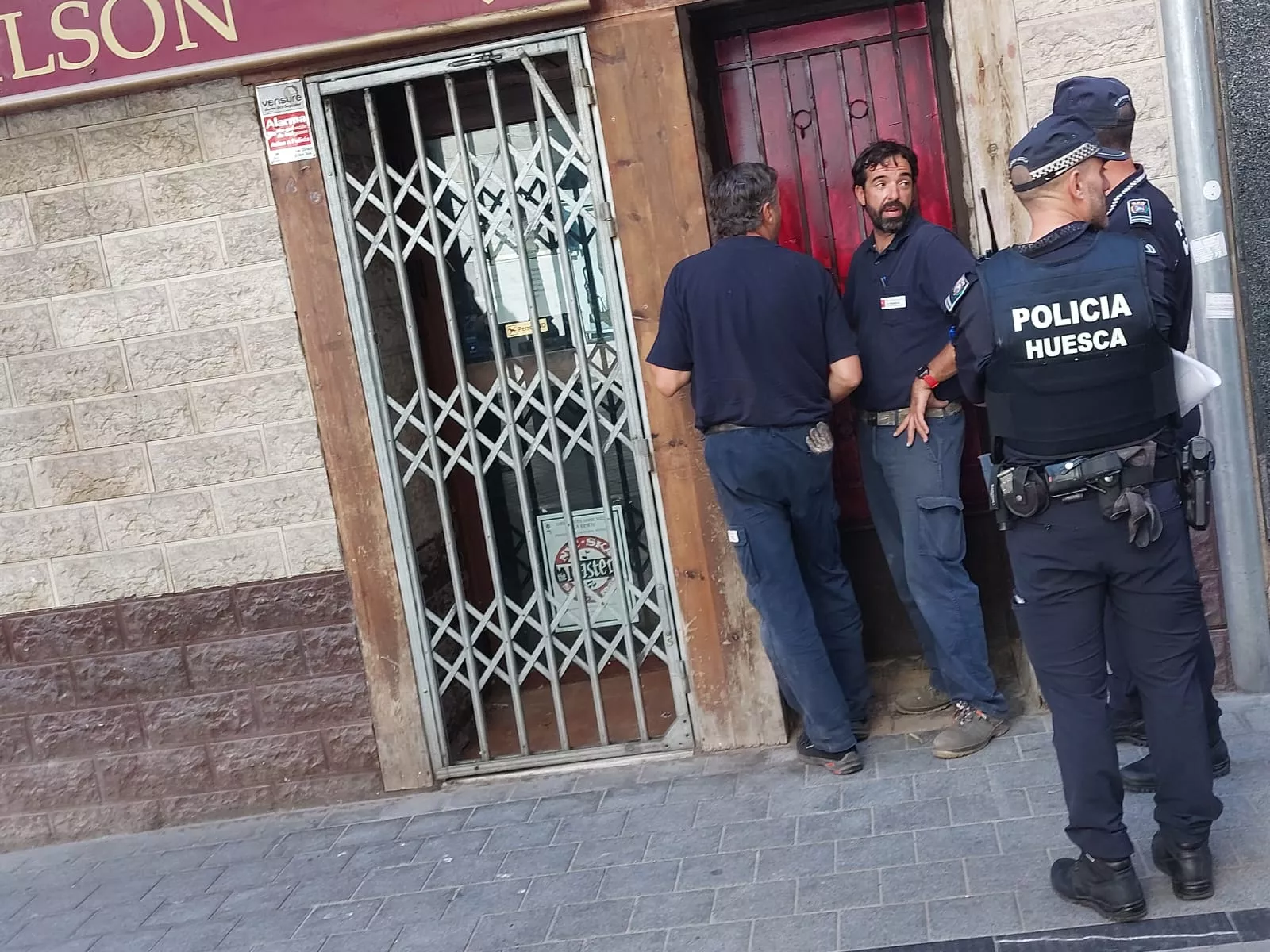 Los técnicos municipales y la policía han accedido al edificio Wilson en la calle San Orencio de Huesca. Foto J.G.A.