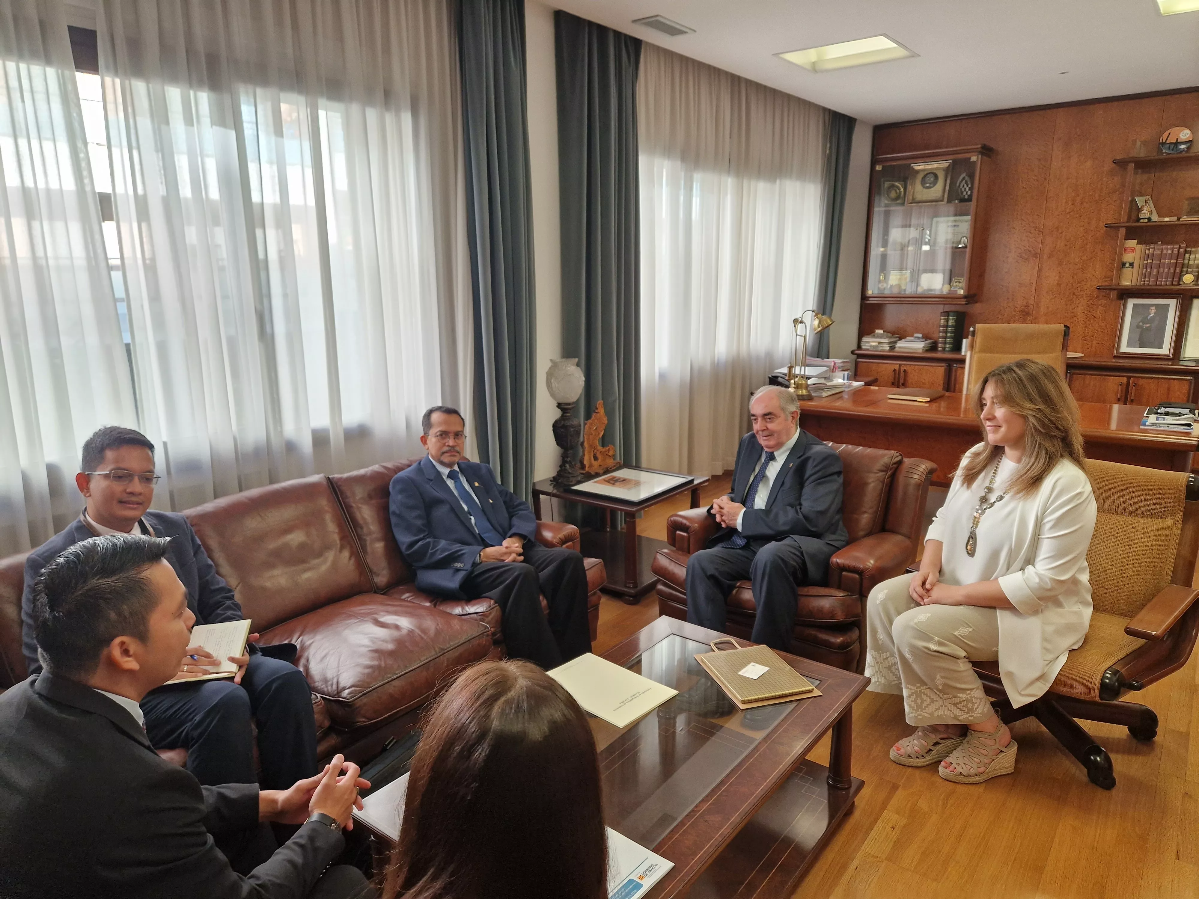 Reunión en la Cámara con el embajador de Indonesia