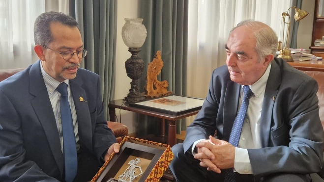 El embajador de Indonesia, Muhammad Najib, con Manuel Rodríguez Chesa. El embajador de Indonesia, Muhammad Najib, con Manuel Rodríguez Chesa.