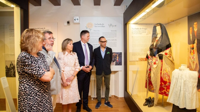 Autoridades ante la exposición Autoridades ante la exposición