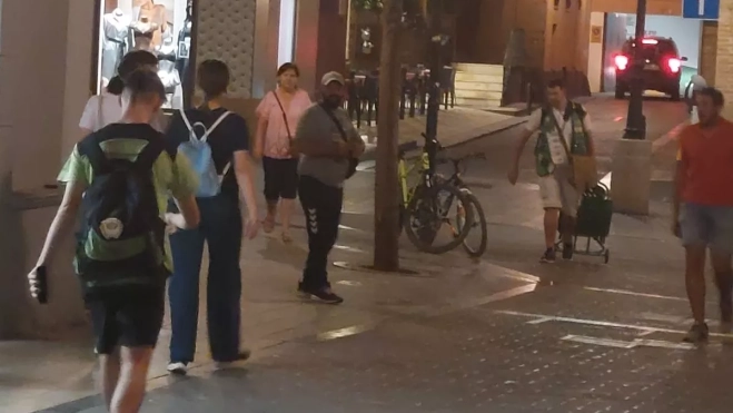 El okupa identificable por la gorra ha amenazado y faltado al respeto a multitud de viandantes El okupa identificable por la gorra ha amenazado y faltado al respeto a multitud de viandantes