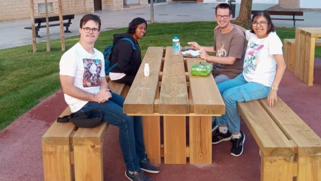 Jóvenes de la Asociación Down "estrenan" las mesas de pic nic del Parque San Martín de Huesca. Foto Myriam Martínez (1) Jóvenes de la Asociación Down "estrenan" las mesas de pic nic del Parque San Martín de Huesca. Foto Myriam Martínez (1)