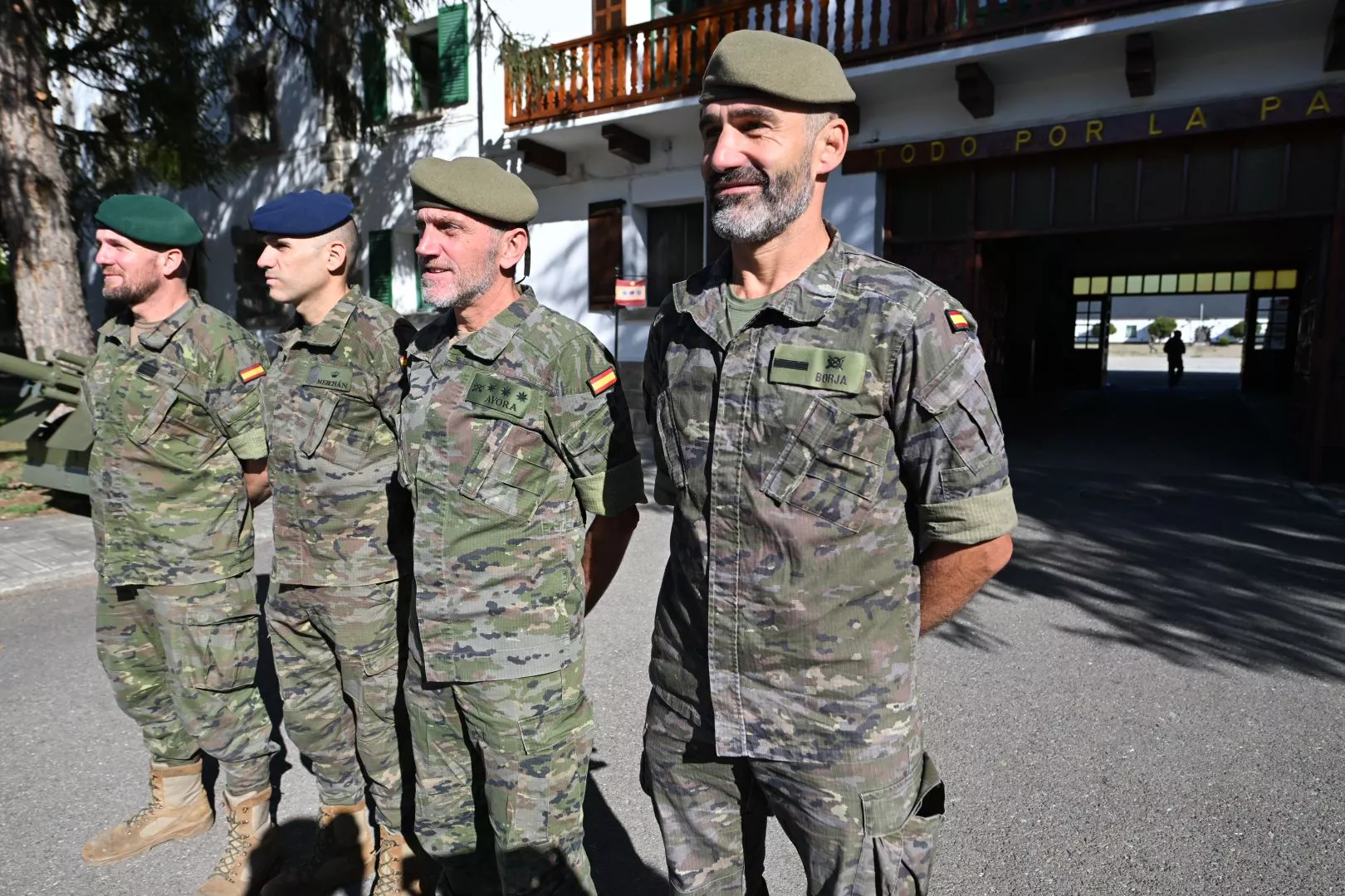 Los cuatro militares oscenses en el cuartel de la EMMOE en Jaca