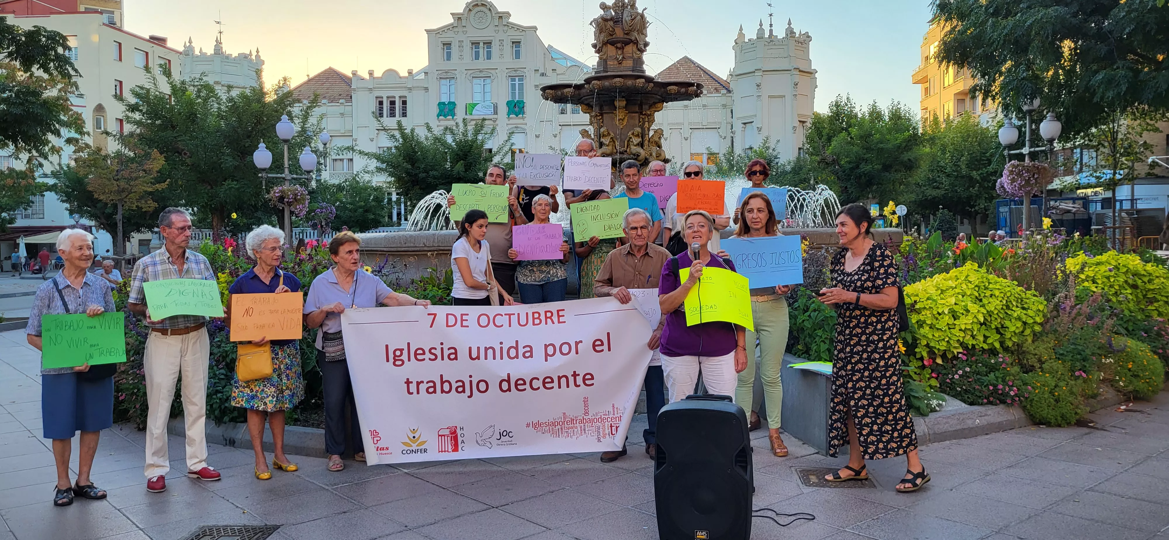 Concentración en Huesca con el lema “Un Trabajo Decente tiene que ser un Trabajo Saludable”. Foto Mercedes Manterola