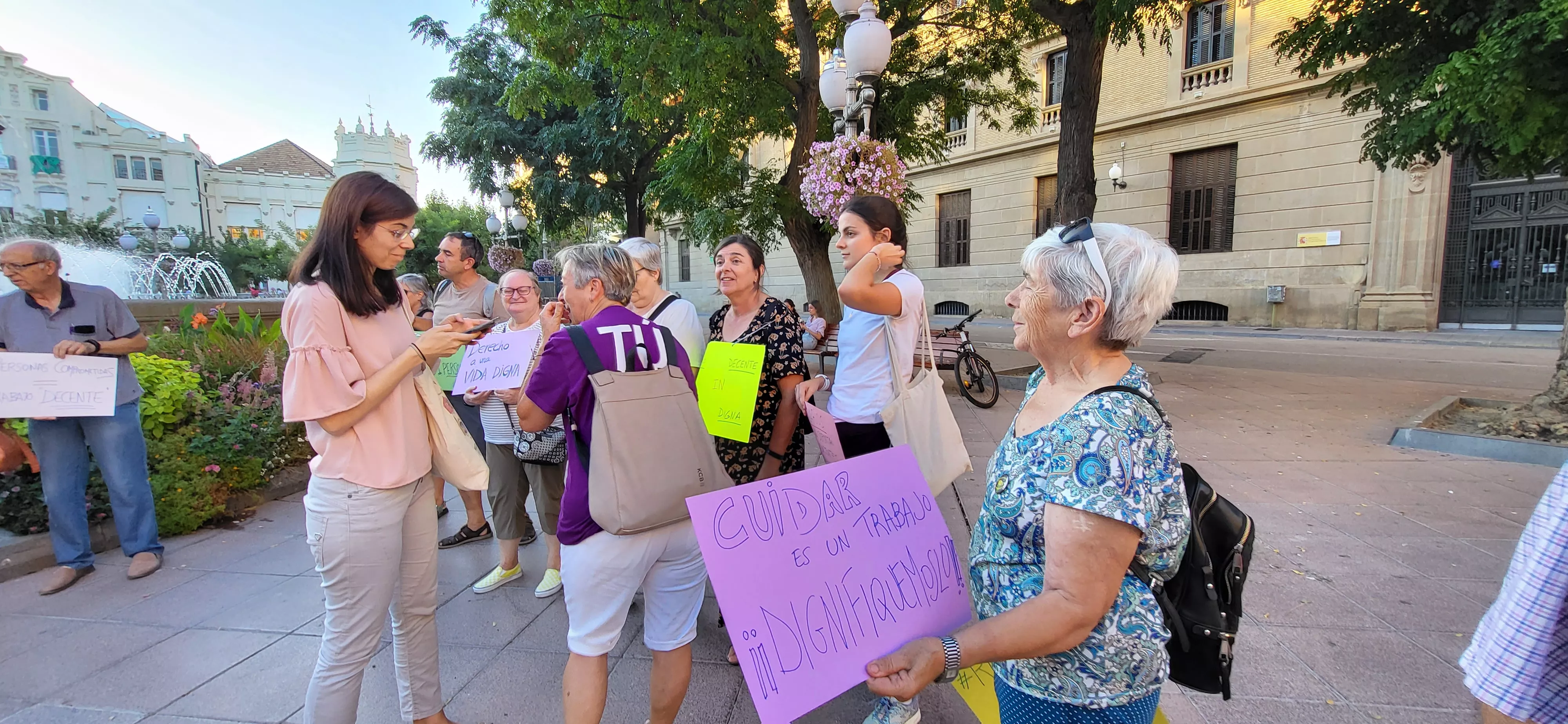 Concentración en Huesca con el lema “Un Trabajo Decente tiene que ser un Trabajo Saludable”. Foto Mercedes Manterola