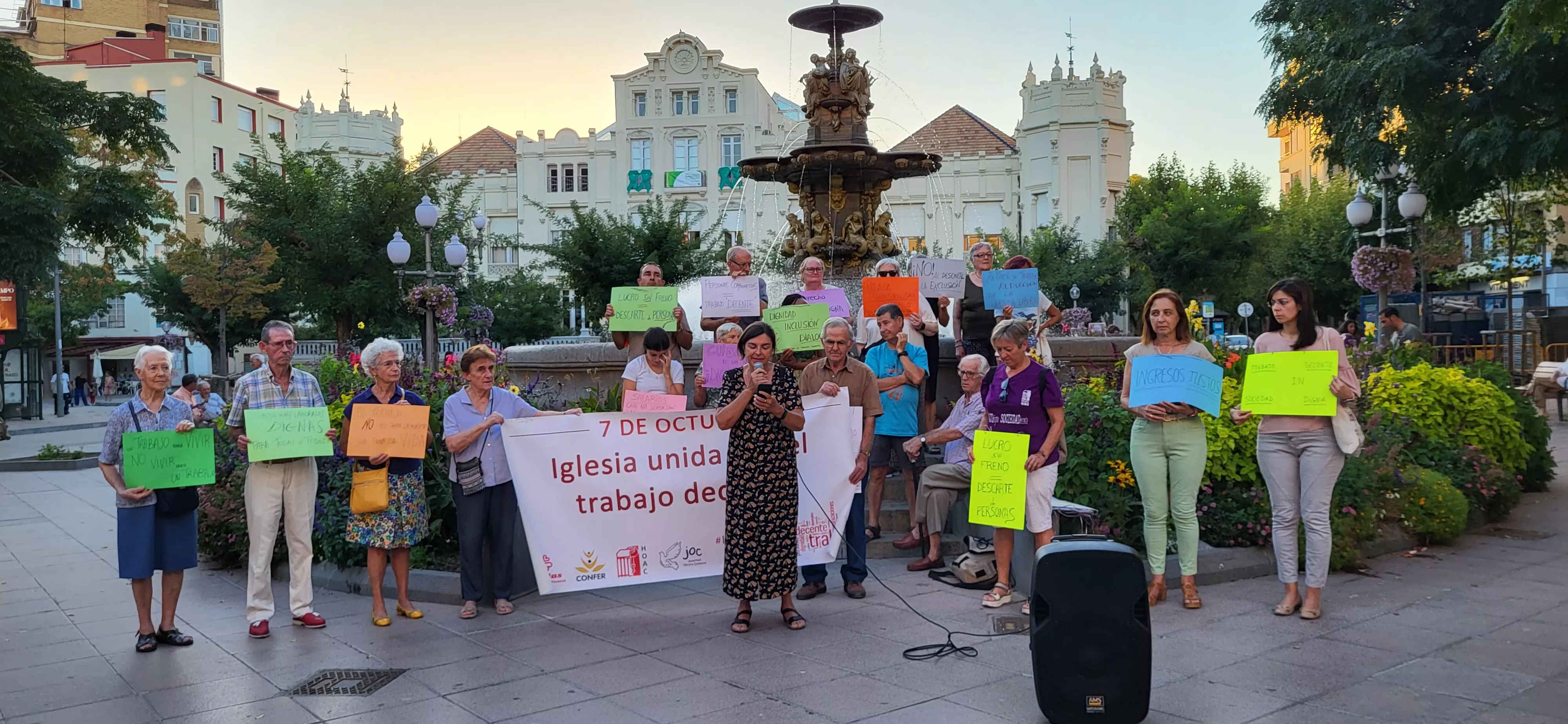 Concentración en Huesca con el lema “Un Trabajo Decente tiene que ser un Trabajo Saludable”. Foto Mercedes Manterola