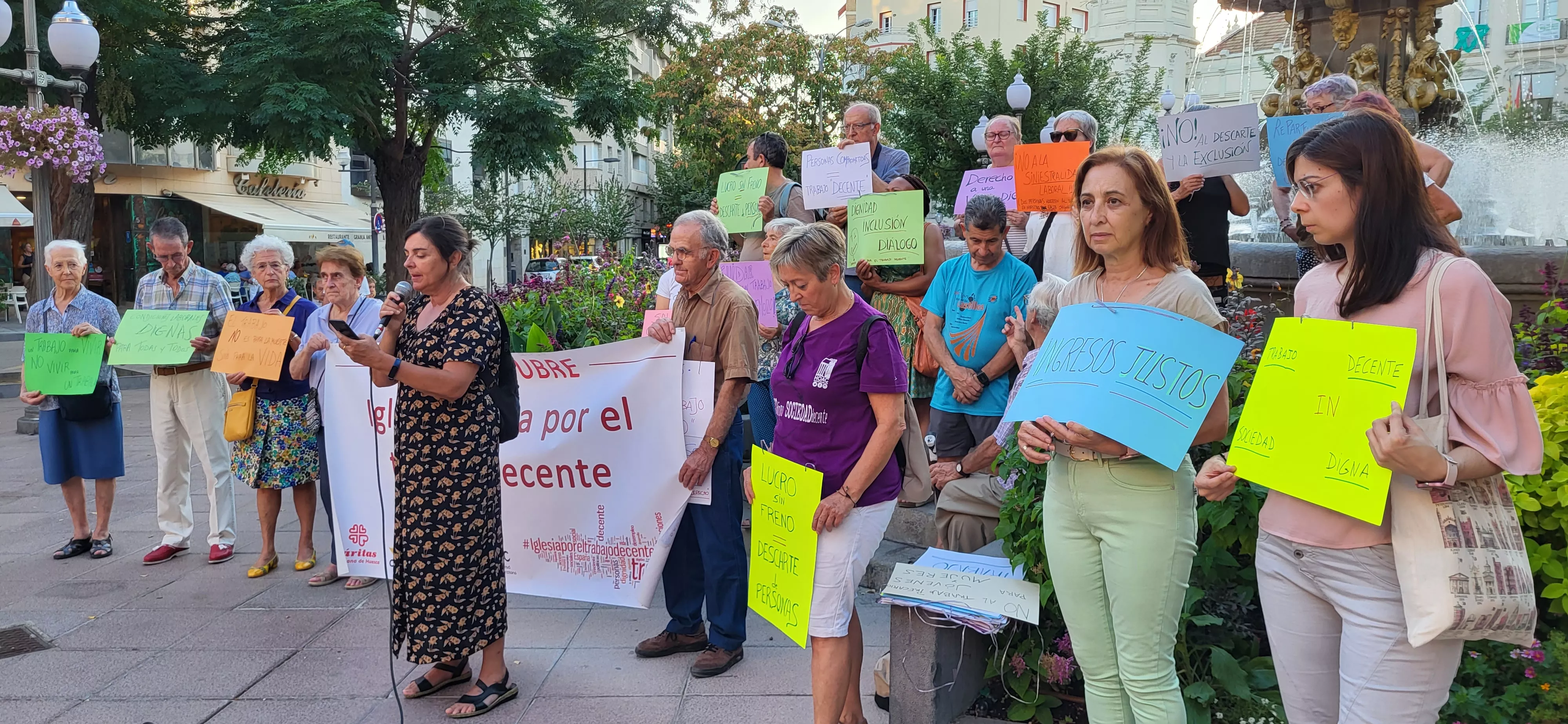 Concentración en Huesca con el lema “Un Trabajo Decente tiene que ser un Trabajo Saludable”. Foto Mercedes Manterola