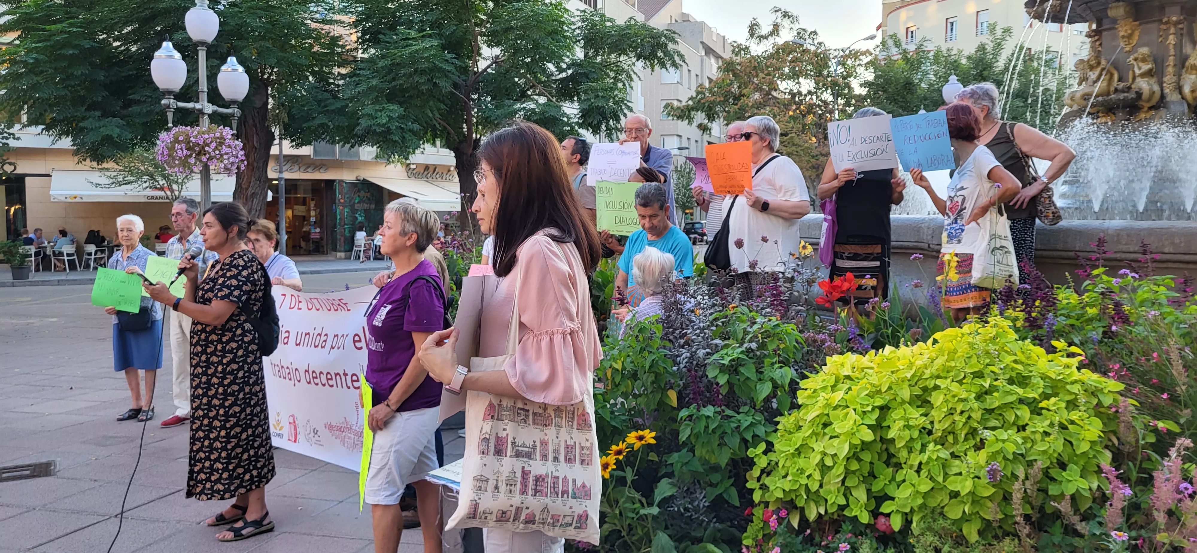 Concentración en Huesca con el lema “Un Trabajo Decente tiene que ser un Trabajo Saludable”. Foto Mercedes Manterola