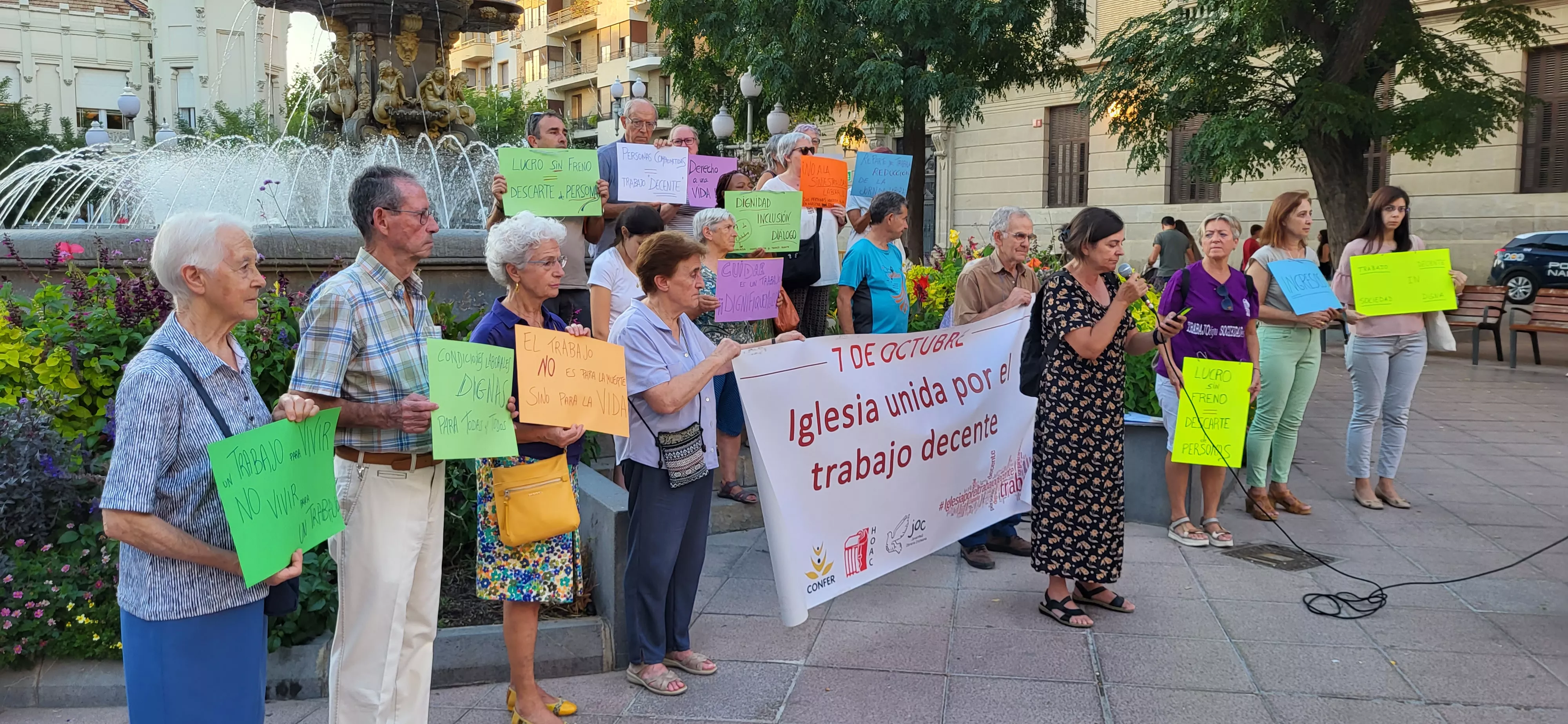 Concentración en Huesca con el lema “Un Trabajo Decente tiene que ser un Trabajo Saludable”. Foto Mercedes Manterola