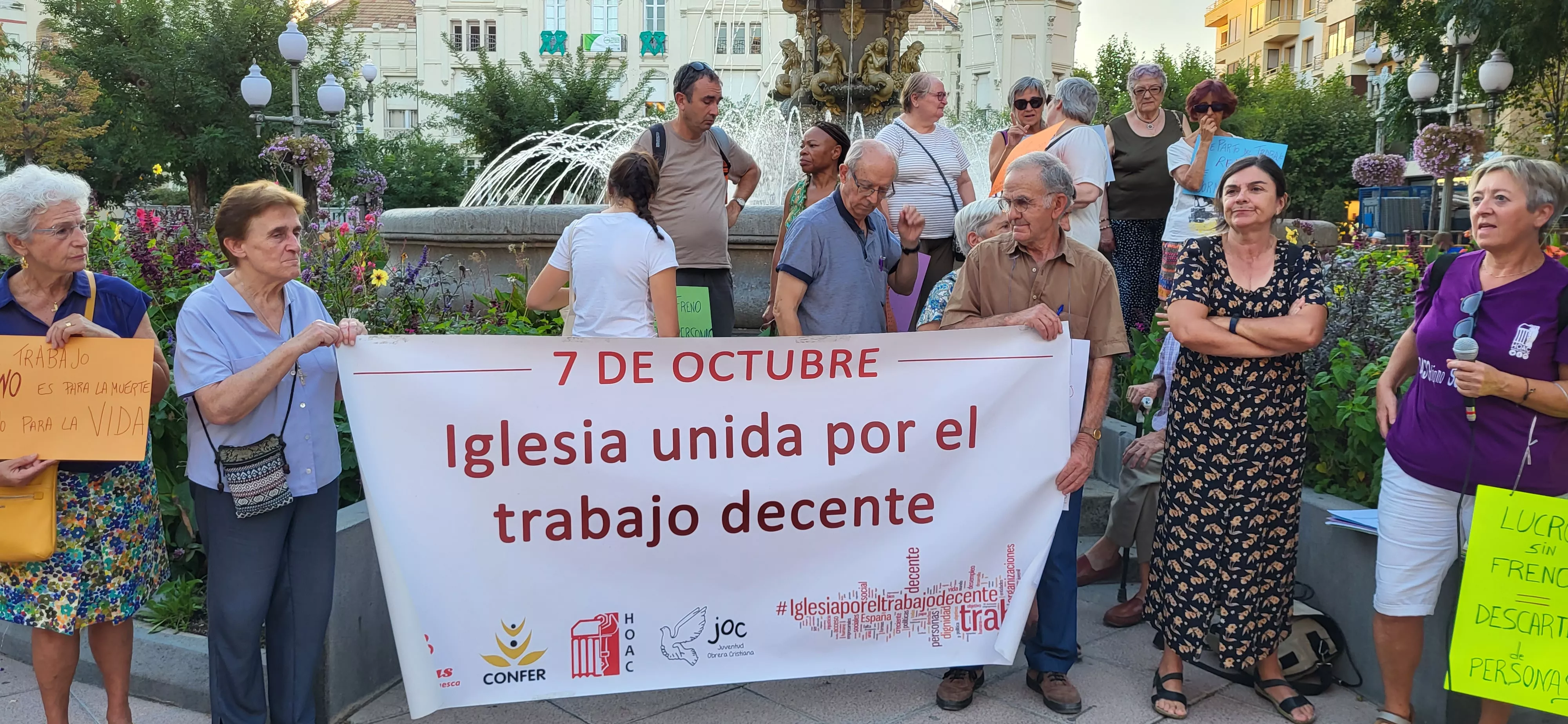 Concentración en Huesca con el lema “Un Trabajo Decente tiene que ser un Trabajo Saludable”. Foto Mercedes Manterola