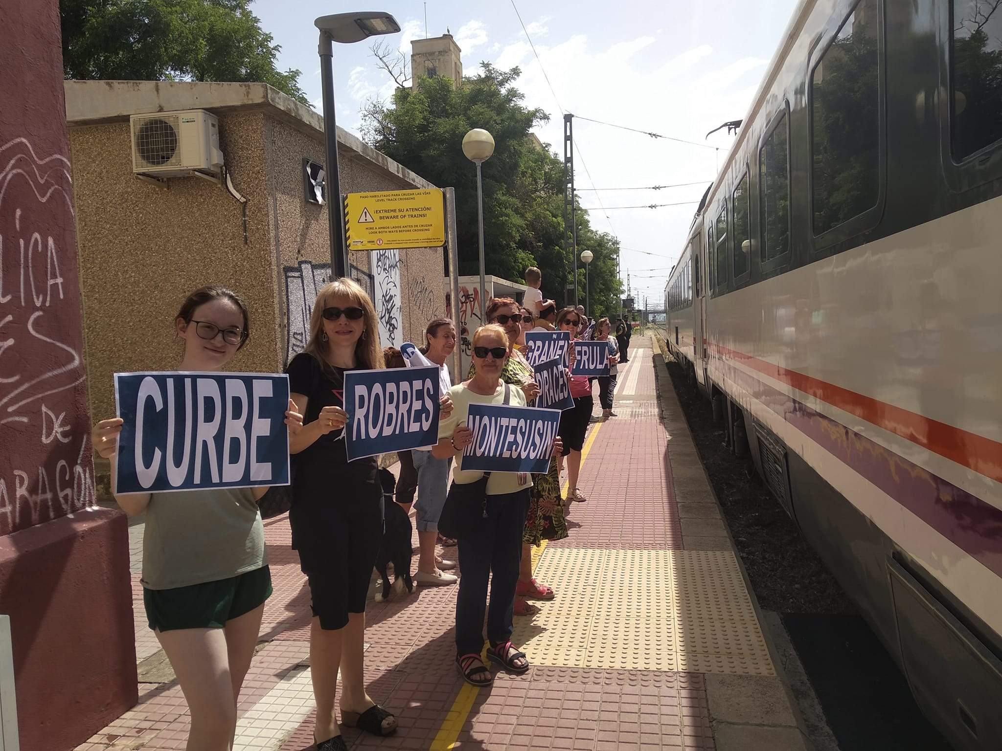 Protesta en defensa del tren en el Alto Aragón. Una comunicación contra el desequilibrio. FOTOGRAFÍA: RAÚL RIVARÉS