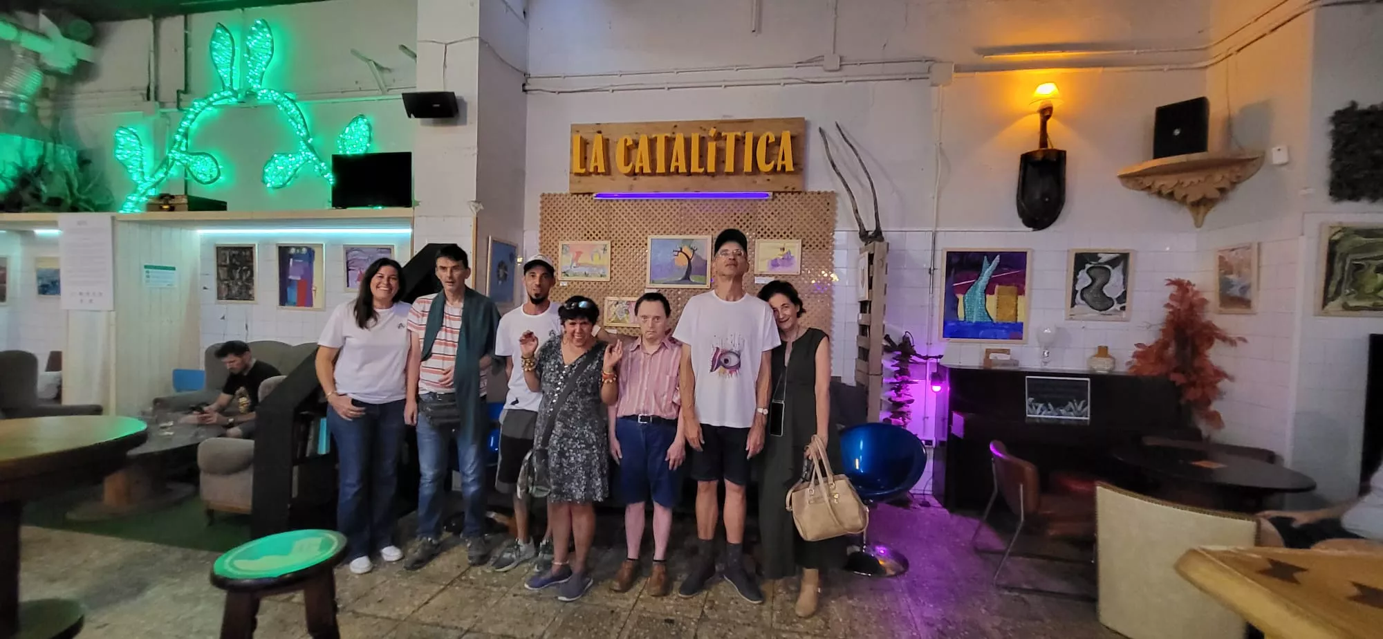 Artistas del Taller de Pintura de Asapme Huesca presentes en la exposición, con Nuria del Río y Jano Santolaria